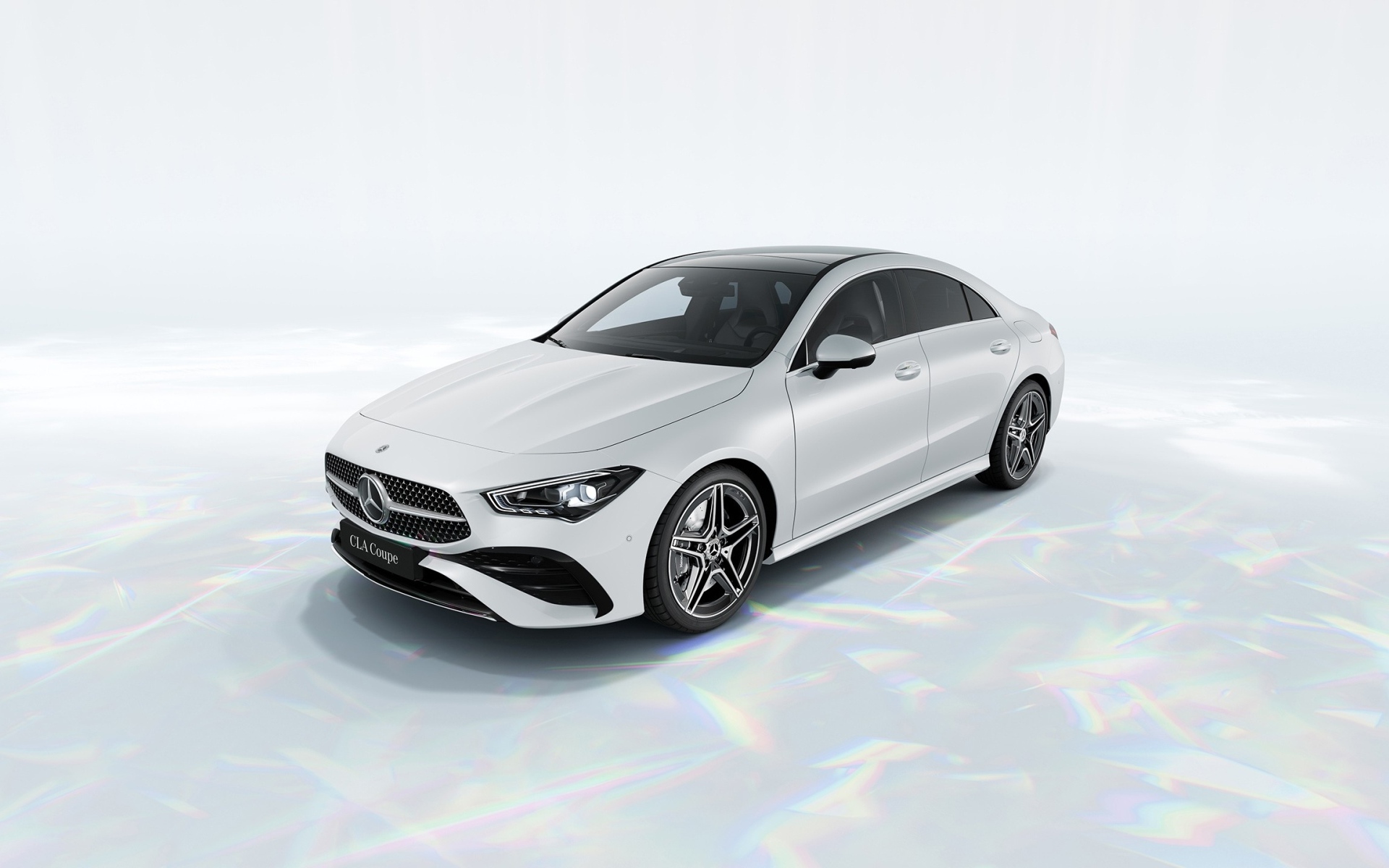 Белый автомобиль Mercedes-Benz CLA 260 4MATIC AMG Line