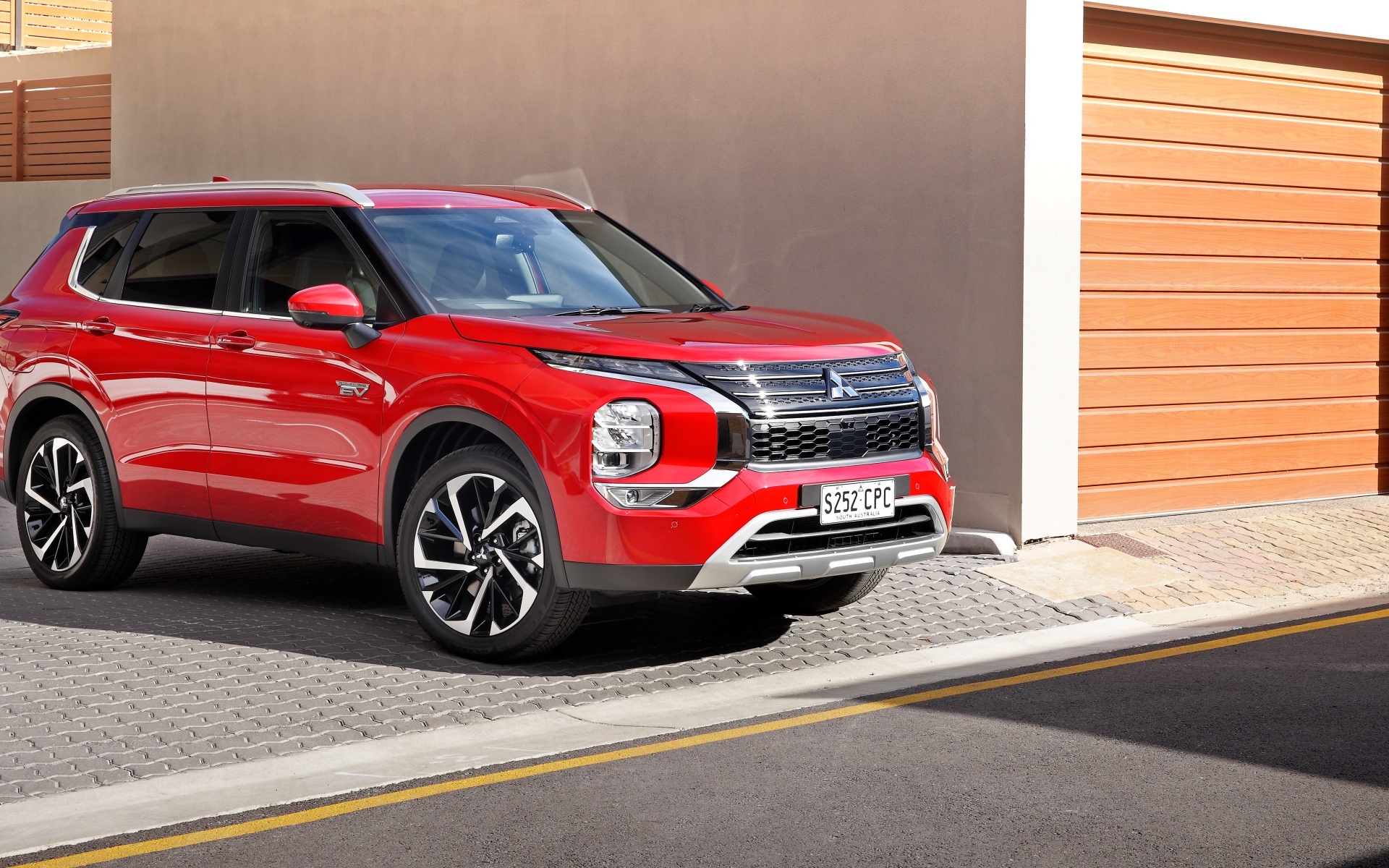 Красный внедорожник Mitsubishi Outlander PHEV Aspire