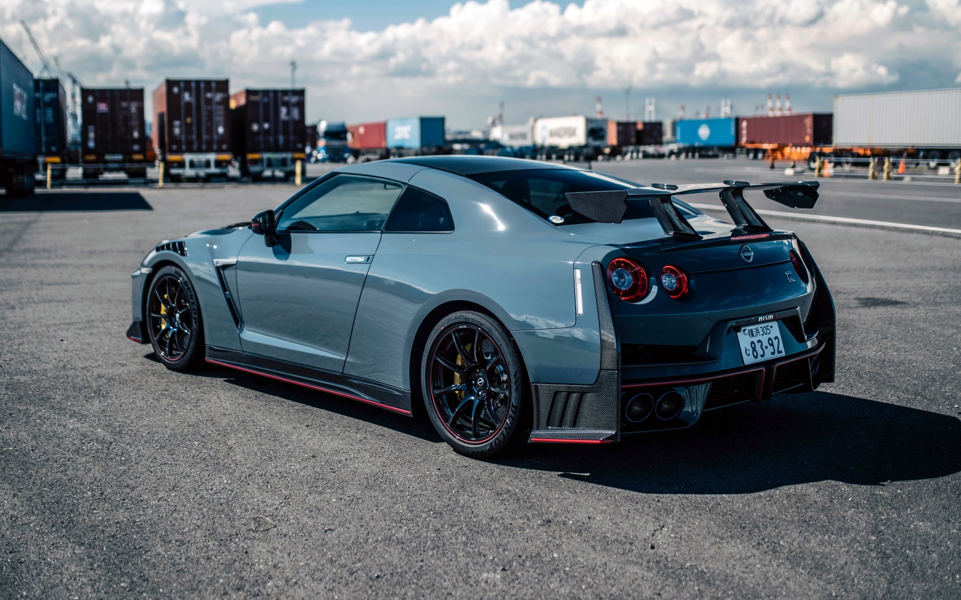 Автомобиль Nissan GT-R Nismo Special Edition вид сзади