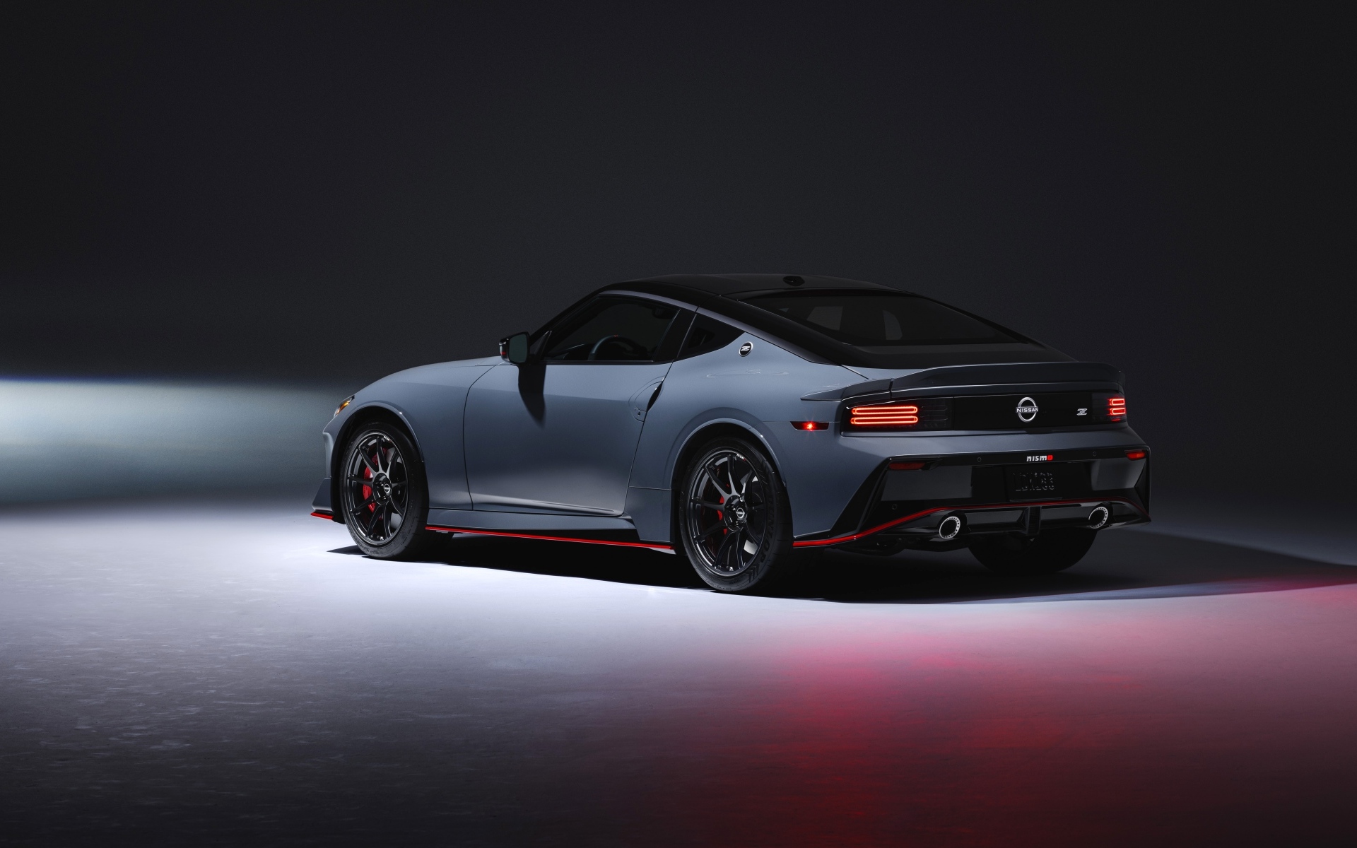 Вид сзади на автомобиль Nissan Z Nismo 2024 года