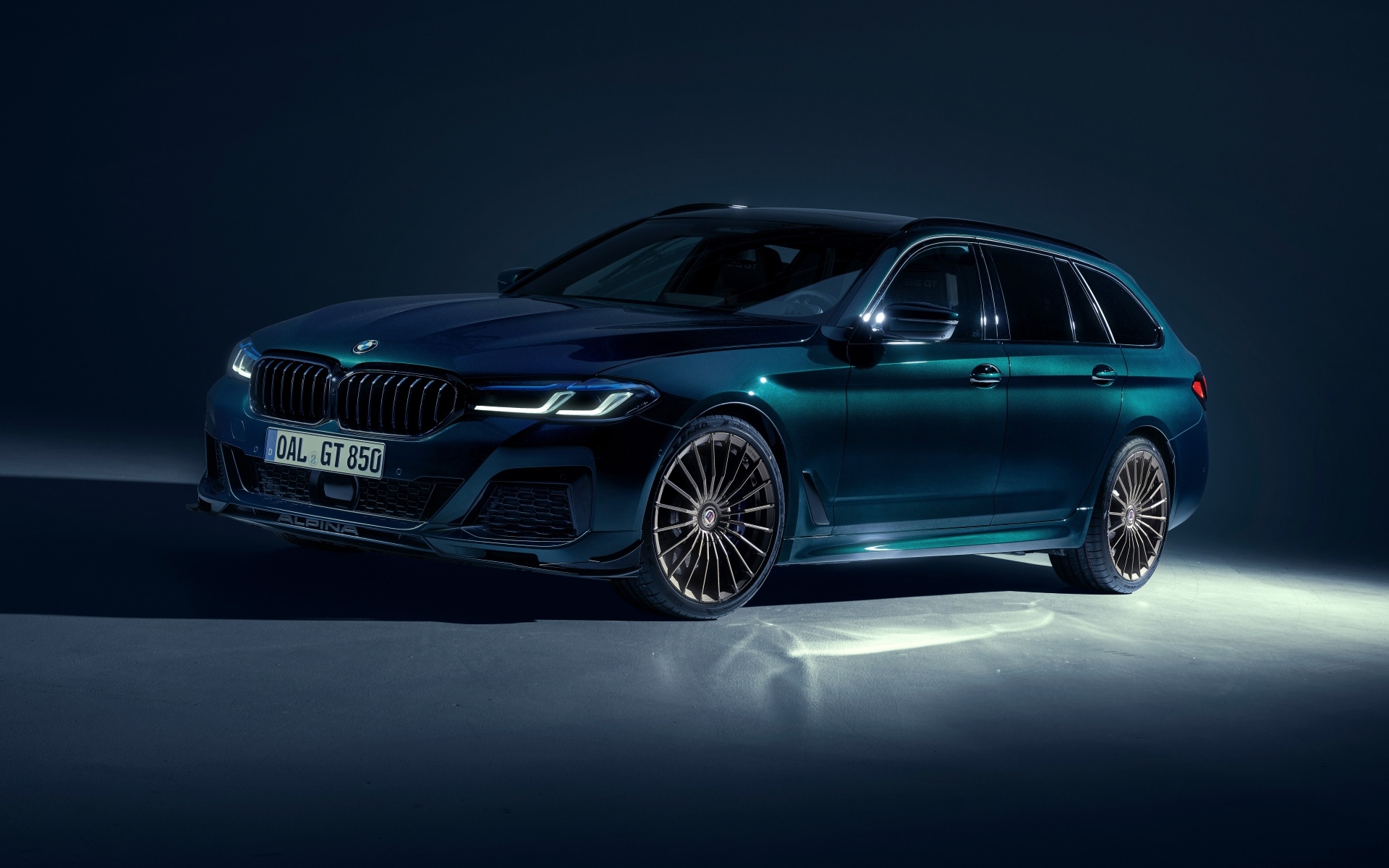 Автомобиль Alpina B5 GT Touring 2023 года на сером фоне