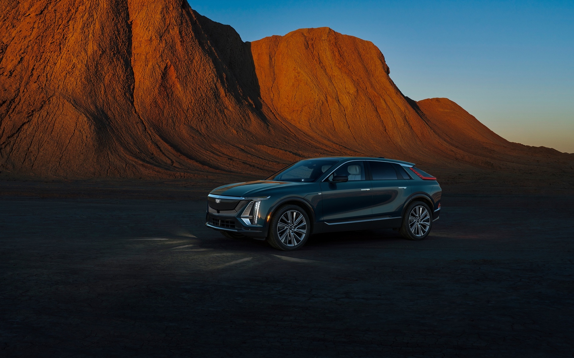 Автомобиль Cadillac Lyriq Tech 2023  в горах