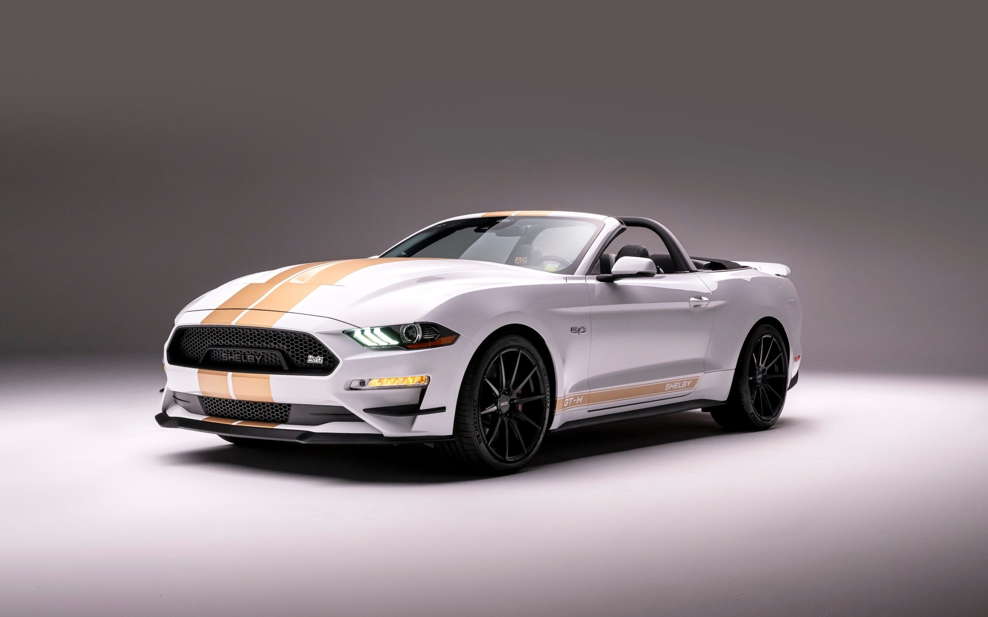 Кабриолет Shelby GT-H Convertible на сером фоне