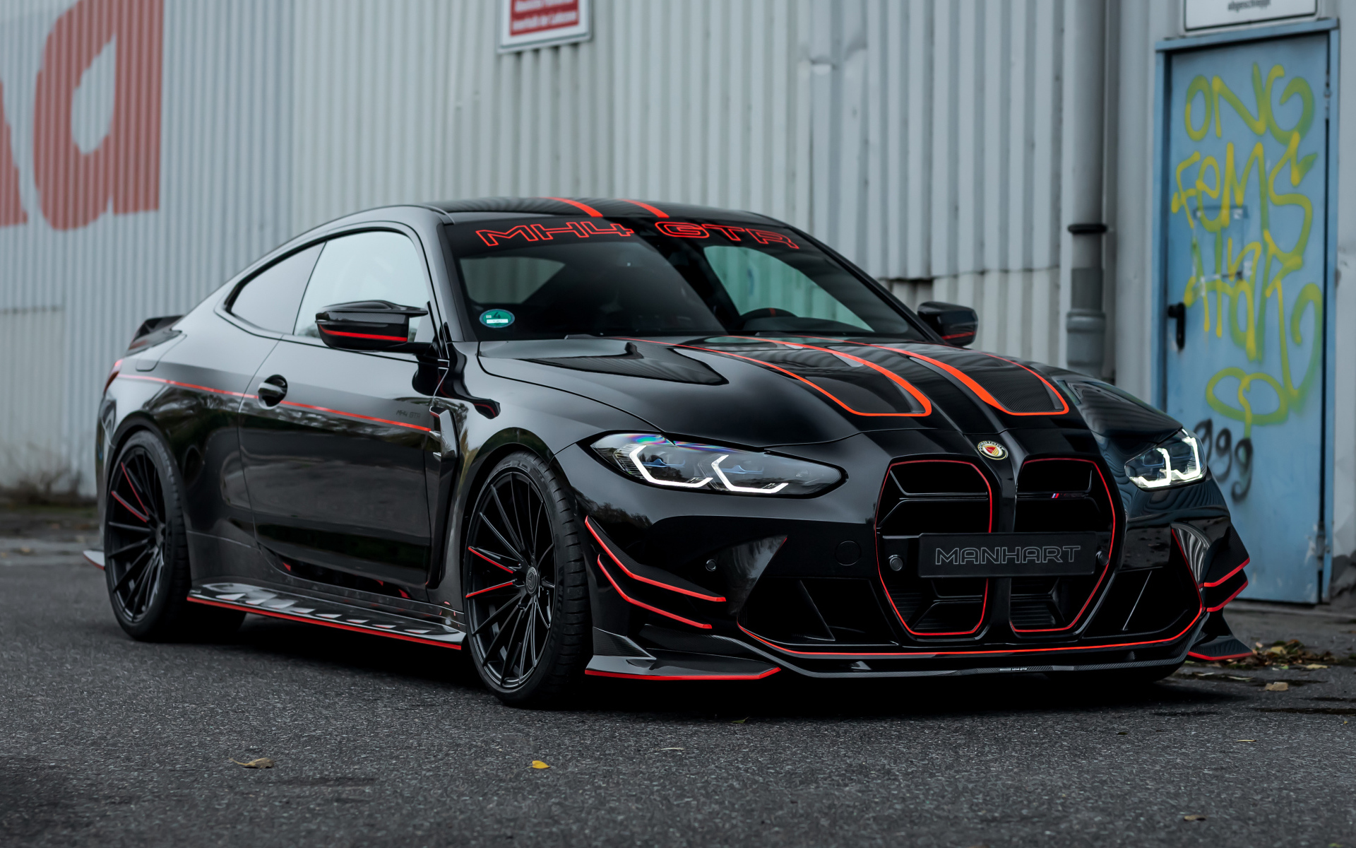 Автомобиль Manhart MH4 GTR II 2022 стоит у гаража