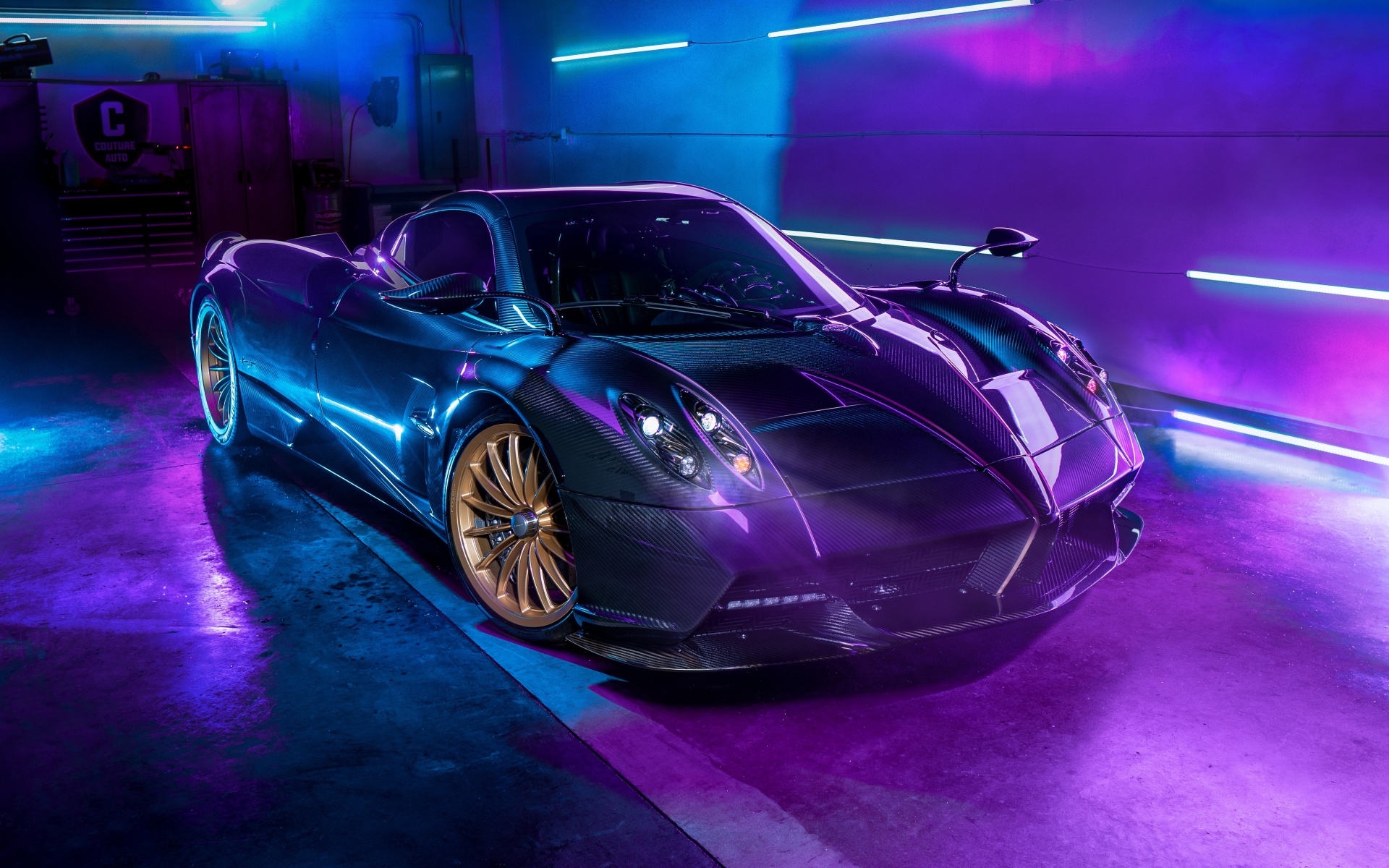 Черный автомобиль Pagani Huayra Roadster