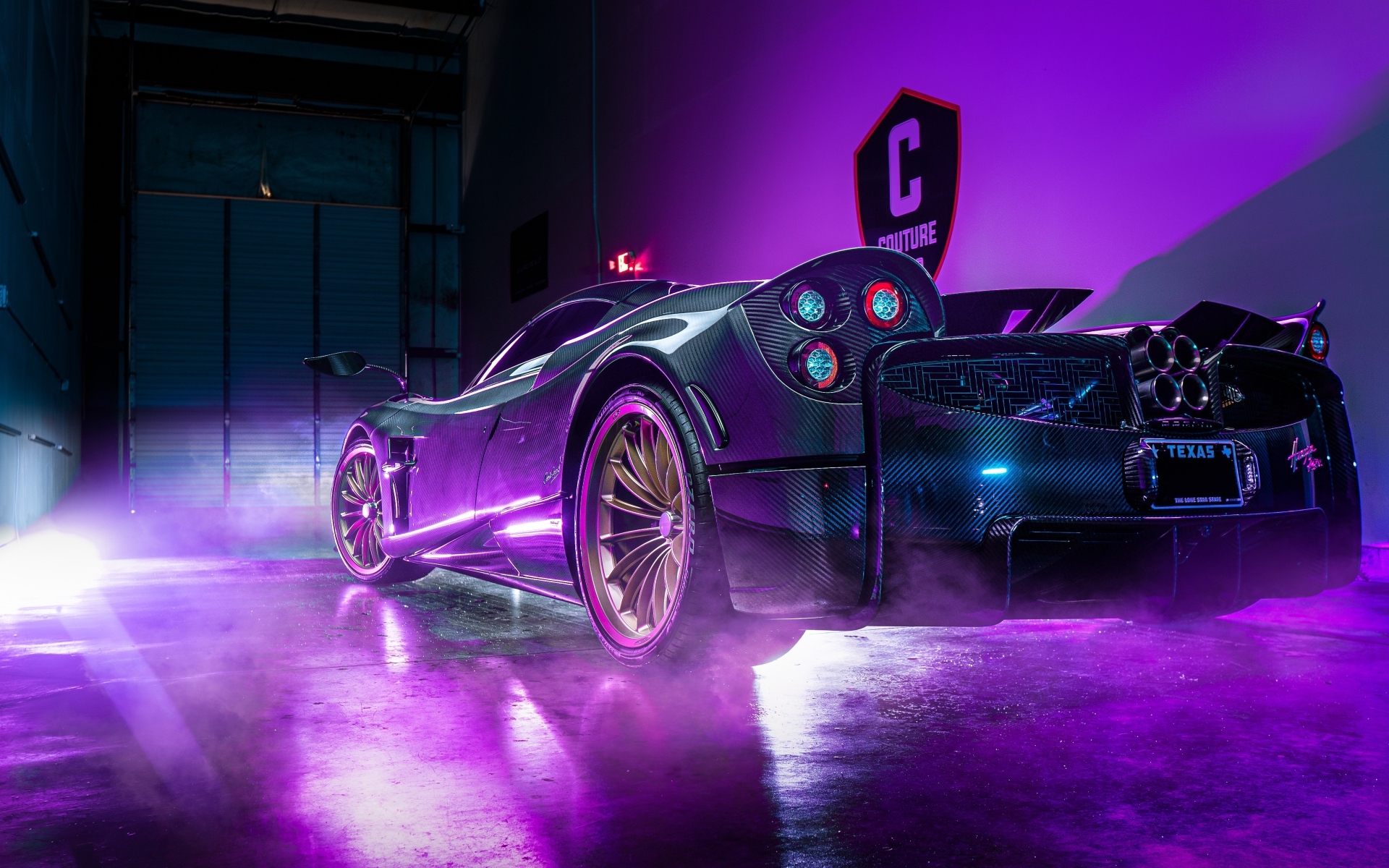 Автомобиль Pagani Huayra Roadster  в неоновом свете