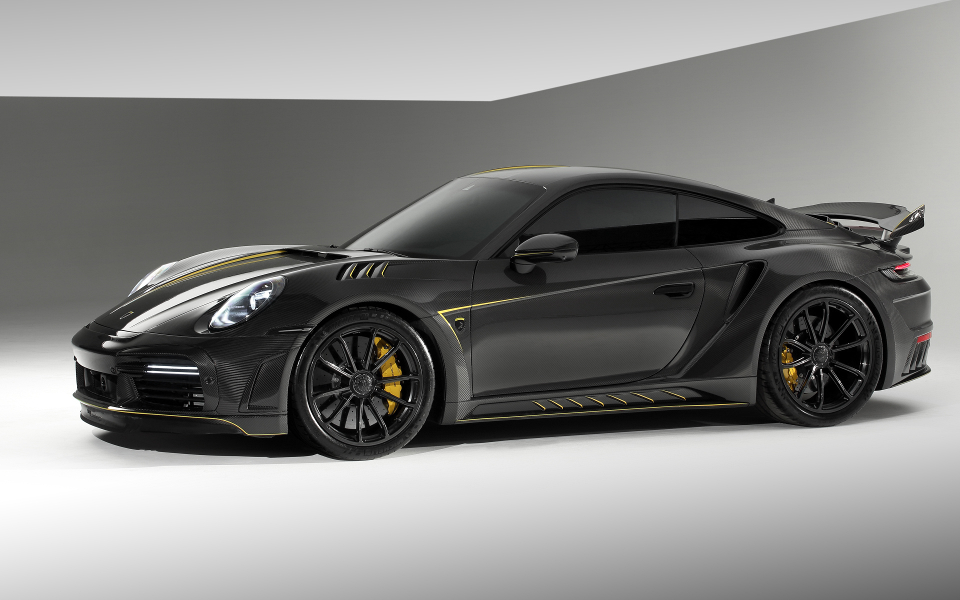 Черный  Porsche 911 Turbo S Stinger GTR Carbon Edition 