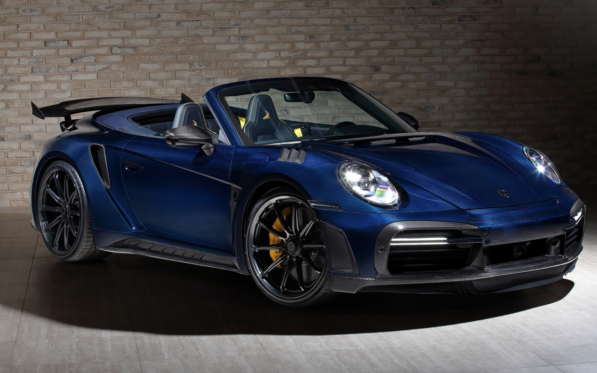 Синий кабриолет Porsche 911 Turbo S Stinger GTR