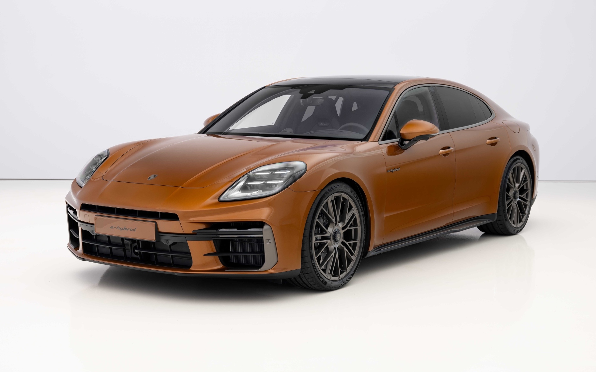 Коричневый автомобиль Porsche Panamera Turbo E-Hybrid 2024 года