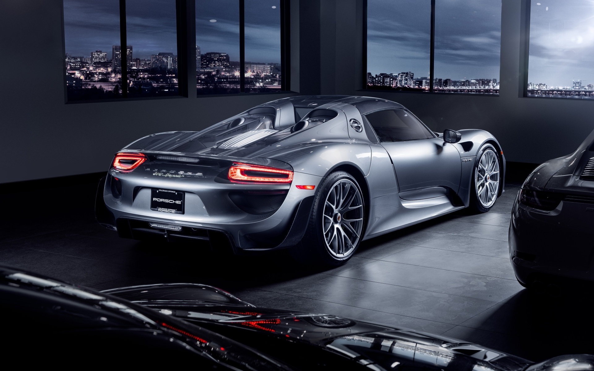Быстрый Porsche 918 Spyder в гараже