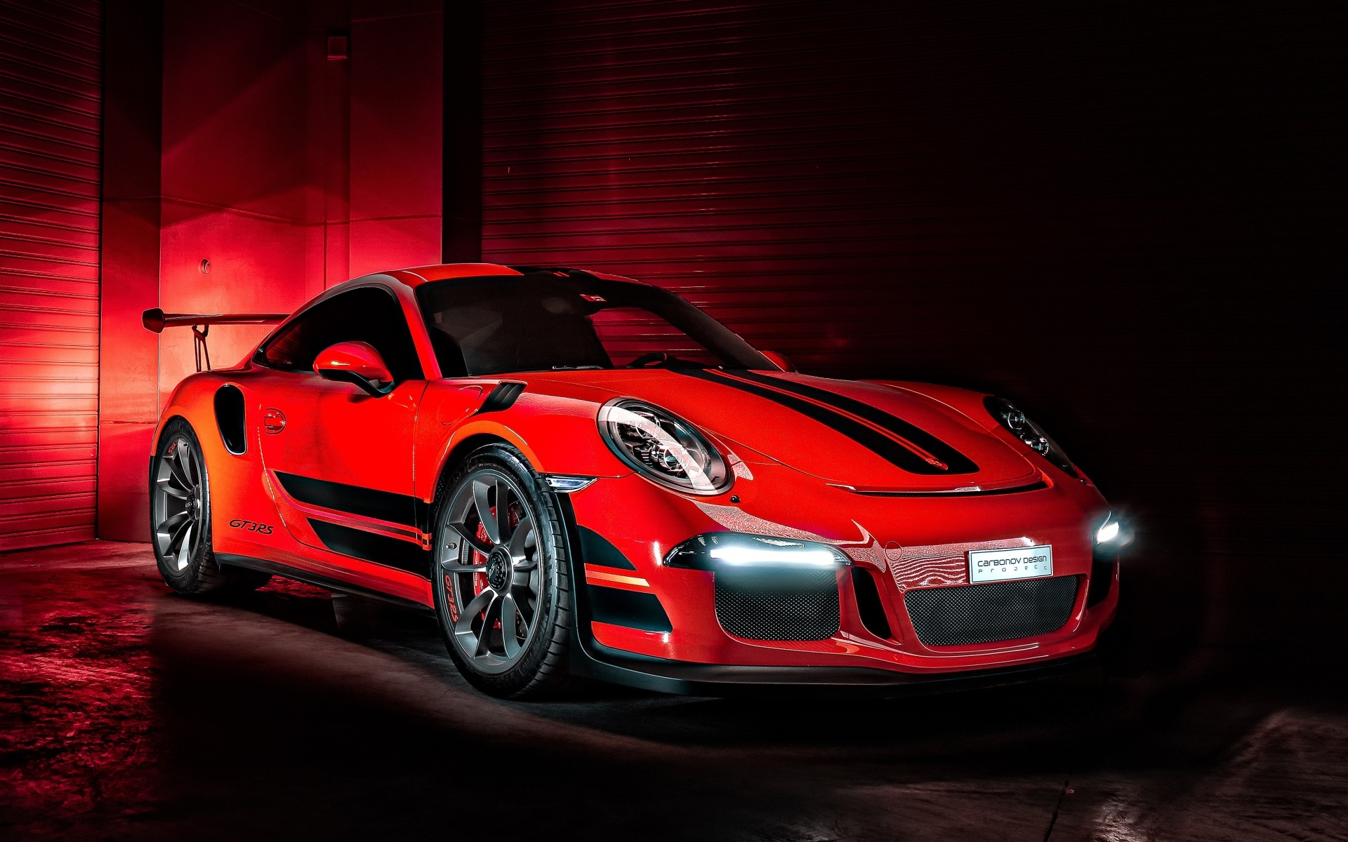 Красный быстрый Porsche 911 GT3 RS в гараже
