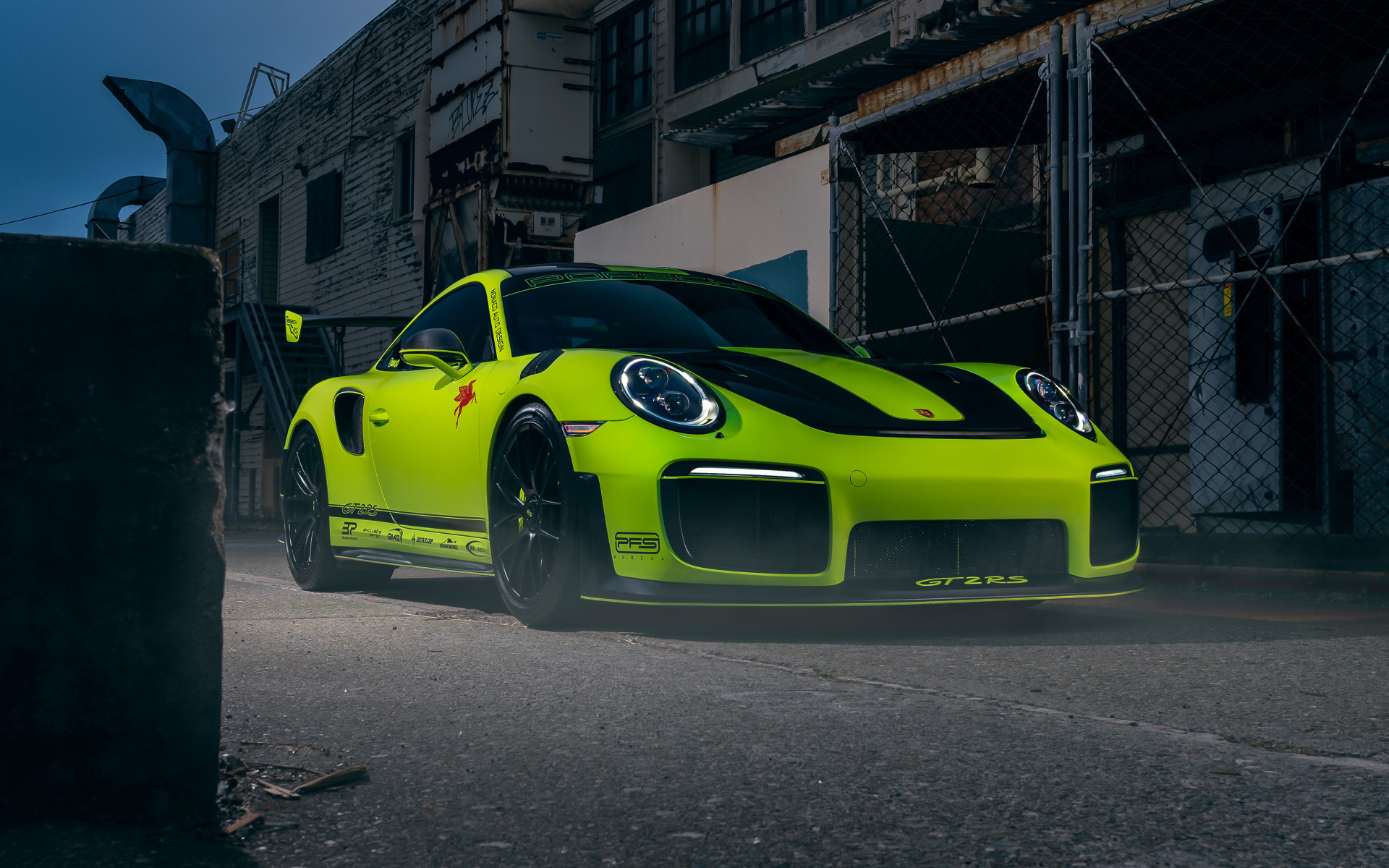 Спортивный автомобиль Porsche 911 GT2 RS салатового цвета