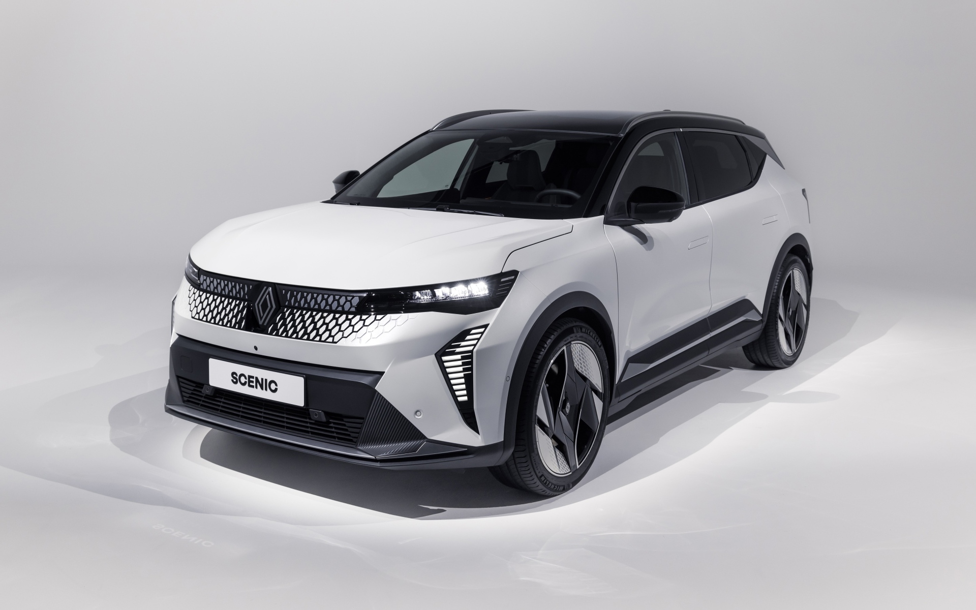 Автомобиль Renault Scénic E-Tech 2024 года