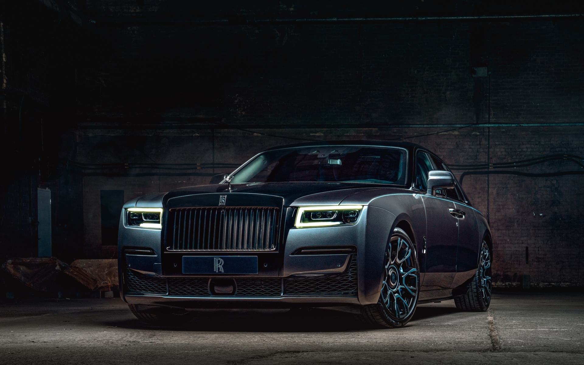 Черный автомобиль Rolls-Royce Ghost
