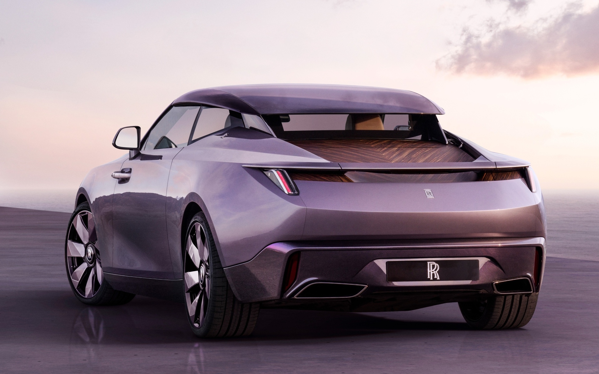 Дорогой Rolls-Royce Amethyst Droptail вид сзади