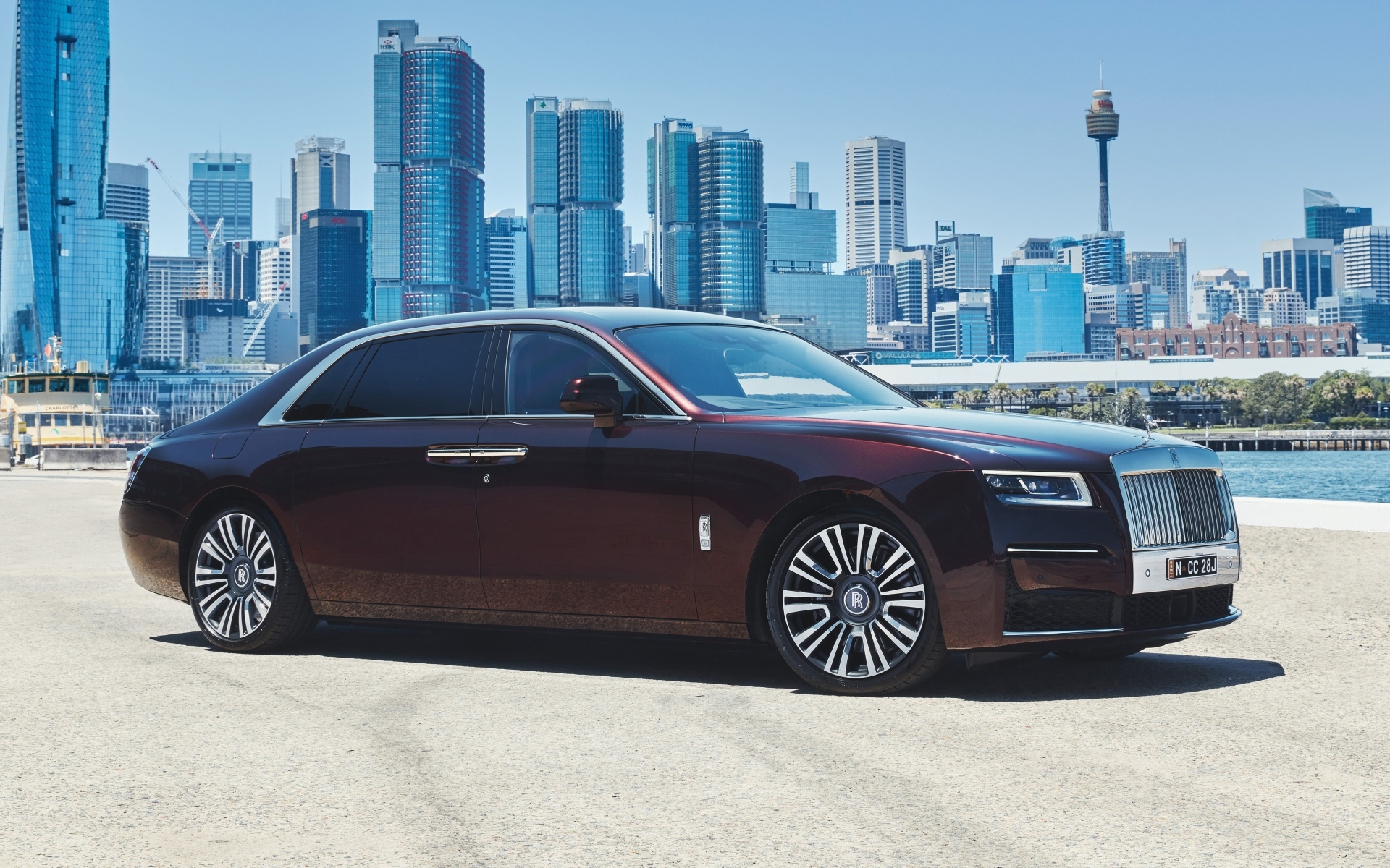 Дорогой автомобиль  Rolls-Royce Ghost на фоне небоскребов