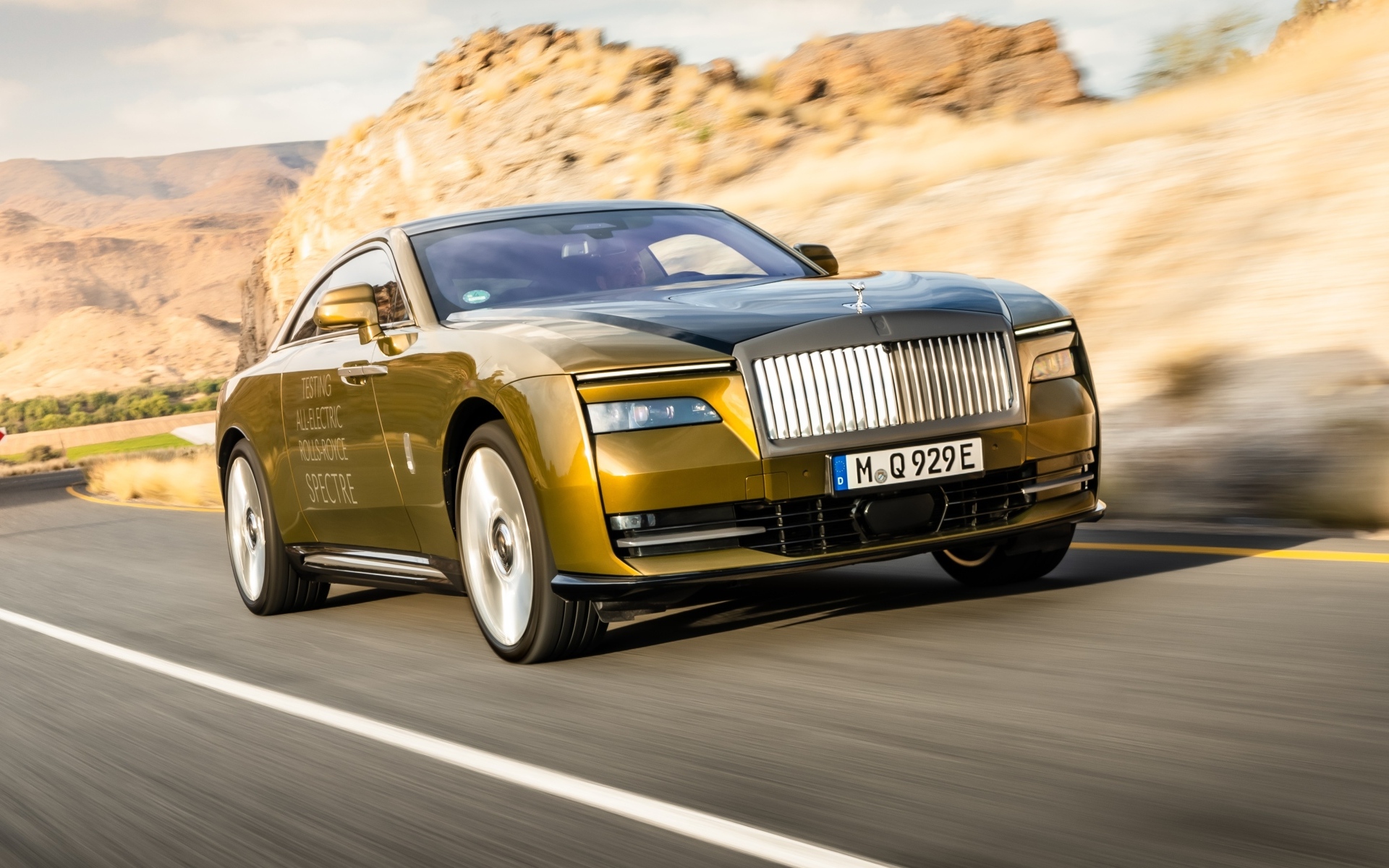 Дорогой автомобиль Rolls-Royce Spectre на трассе