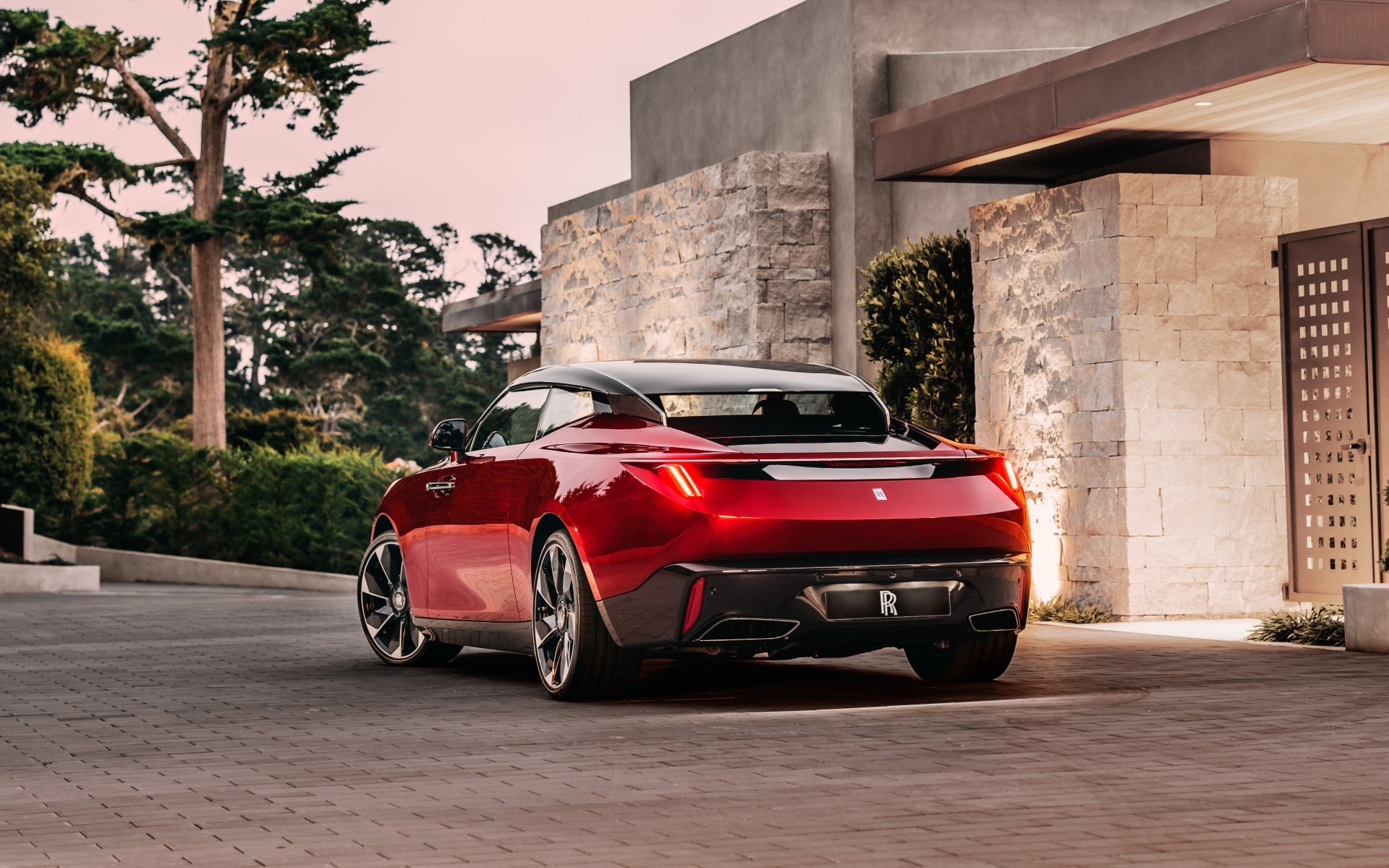 Красный автомобиль Rolls-Royce La Rose Noire Droptail вид сзади