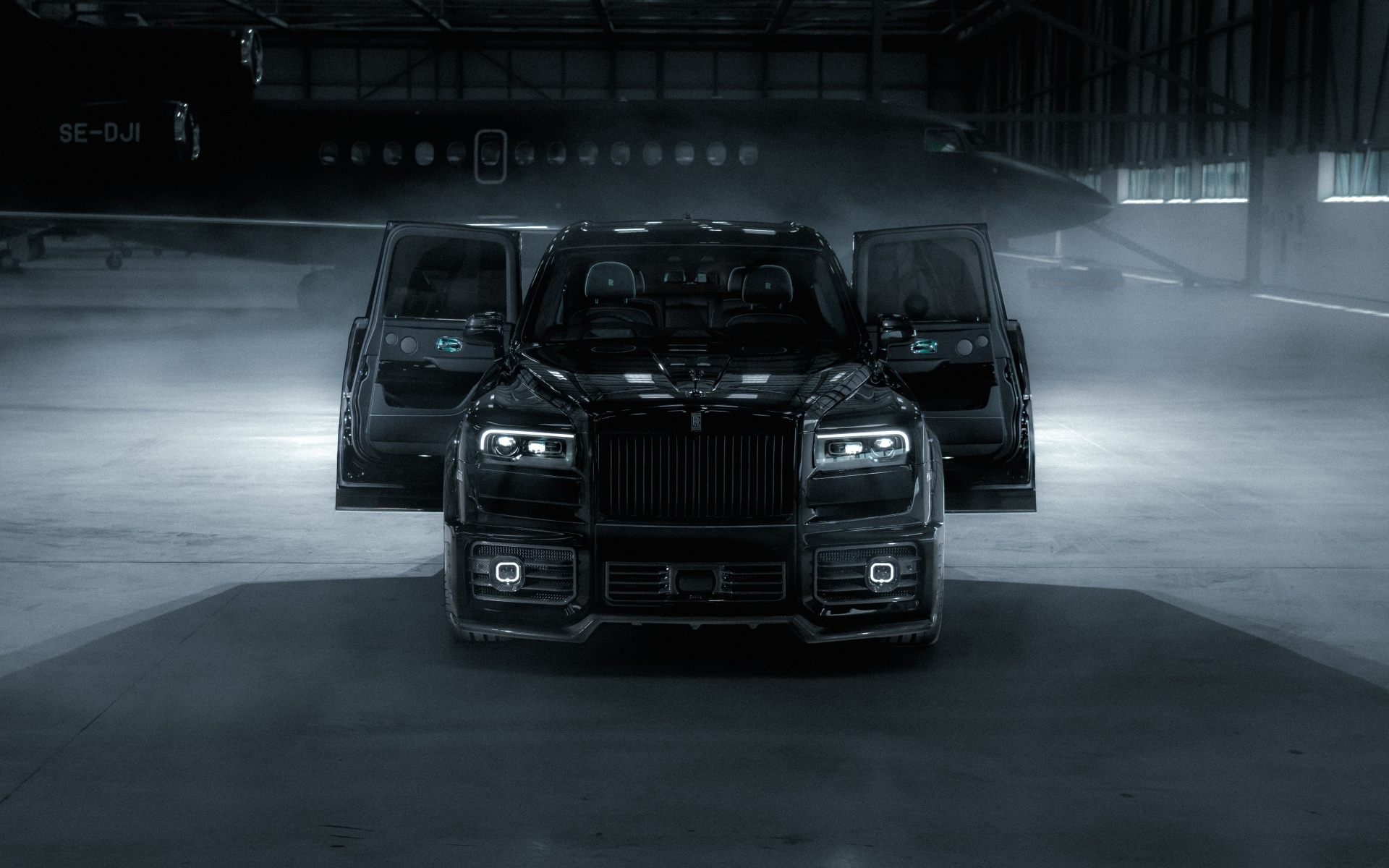Автомобиль Rolls-Royce Cullinan с открытыми дверями