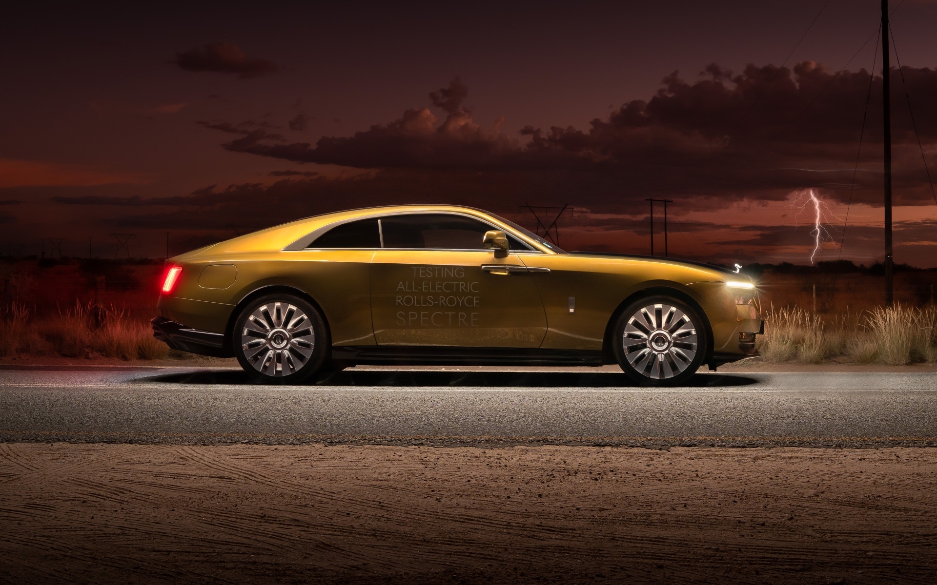 Автомобиль Rolls-Royce Spectre вид сбоку