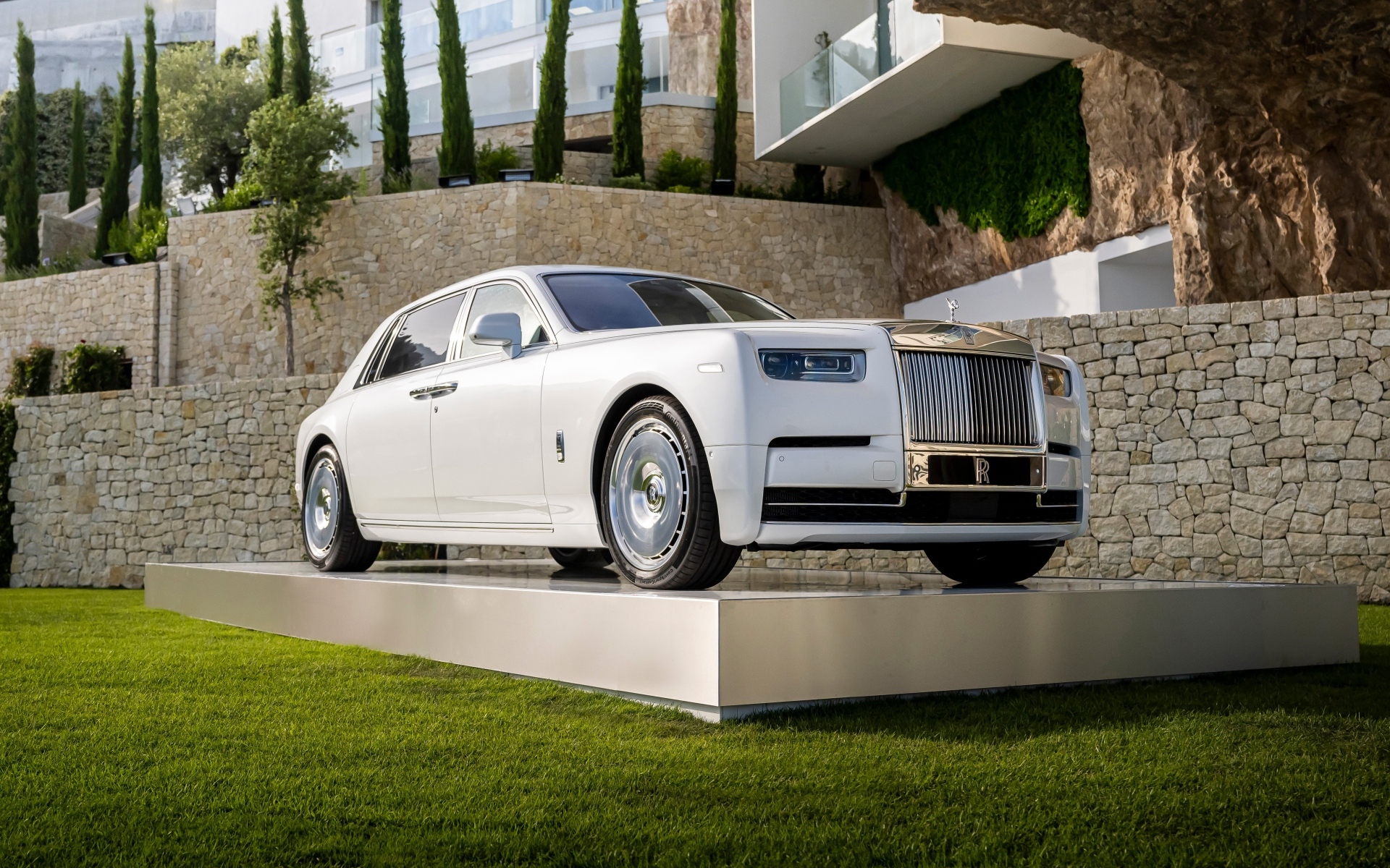 Белый автомобиль Rolls-Royce Phantom 2022 года у дома