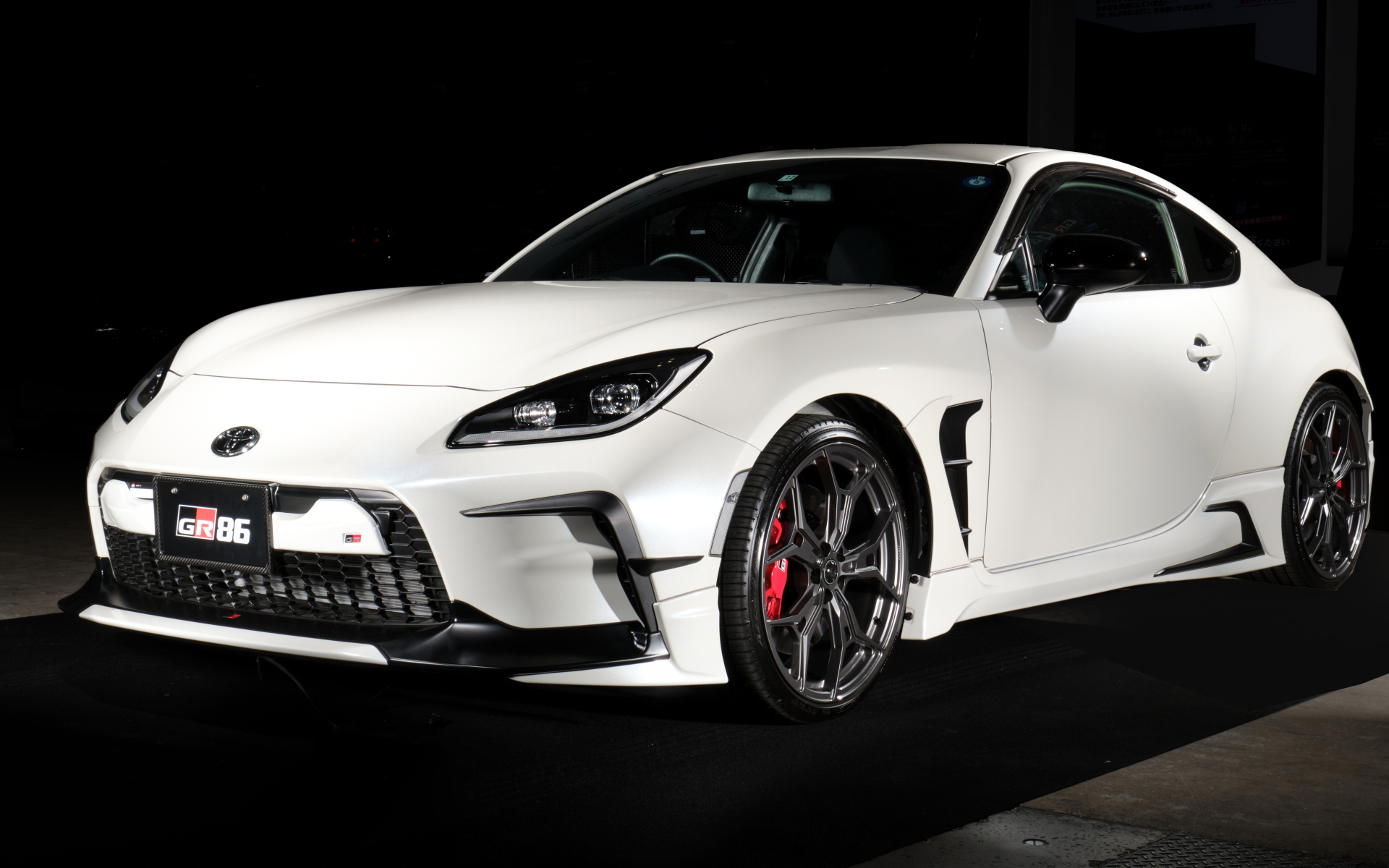 Белый автомобиль Toyota GR 86 GR Parts Concept 2023 года