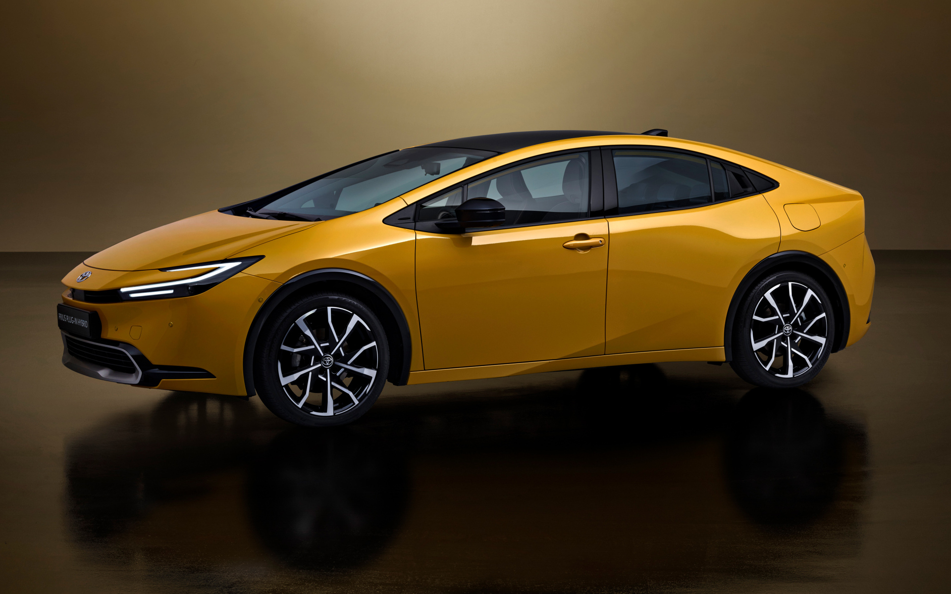 Желтый автомобиль Toyota Prius Plug-In Hybrid 2023 года