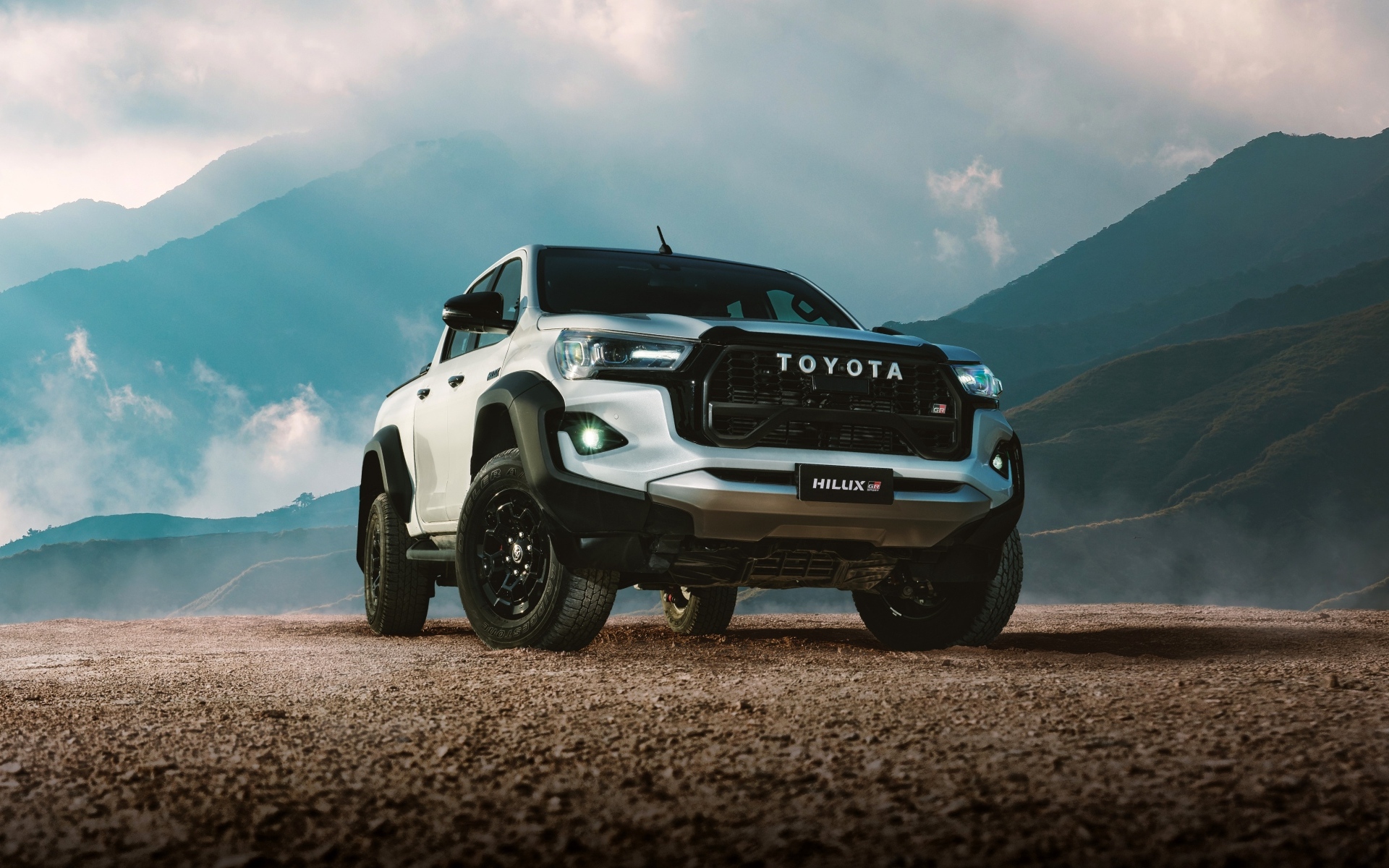 Большой Toyota Hilux GR Sport Double Cab 2023 года