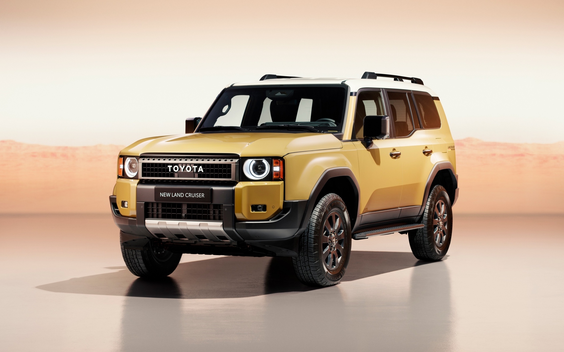 Желтый внедорожник Toyota Land Cruiser First Edition 2023 года