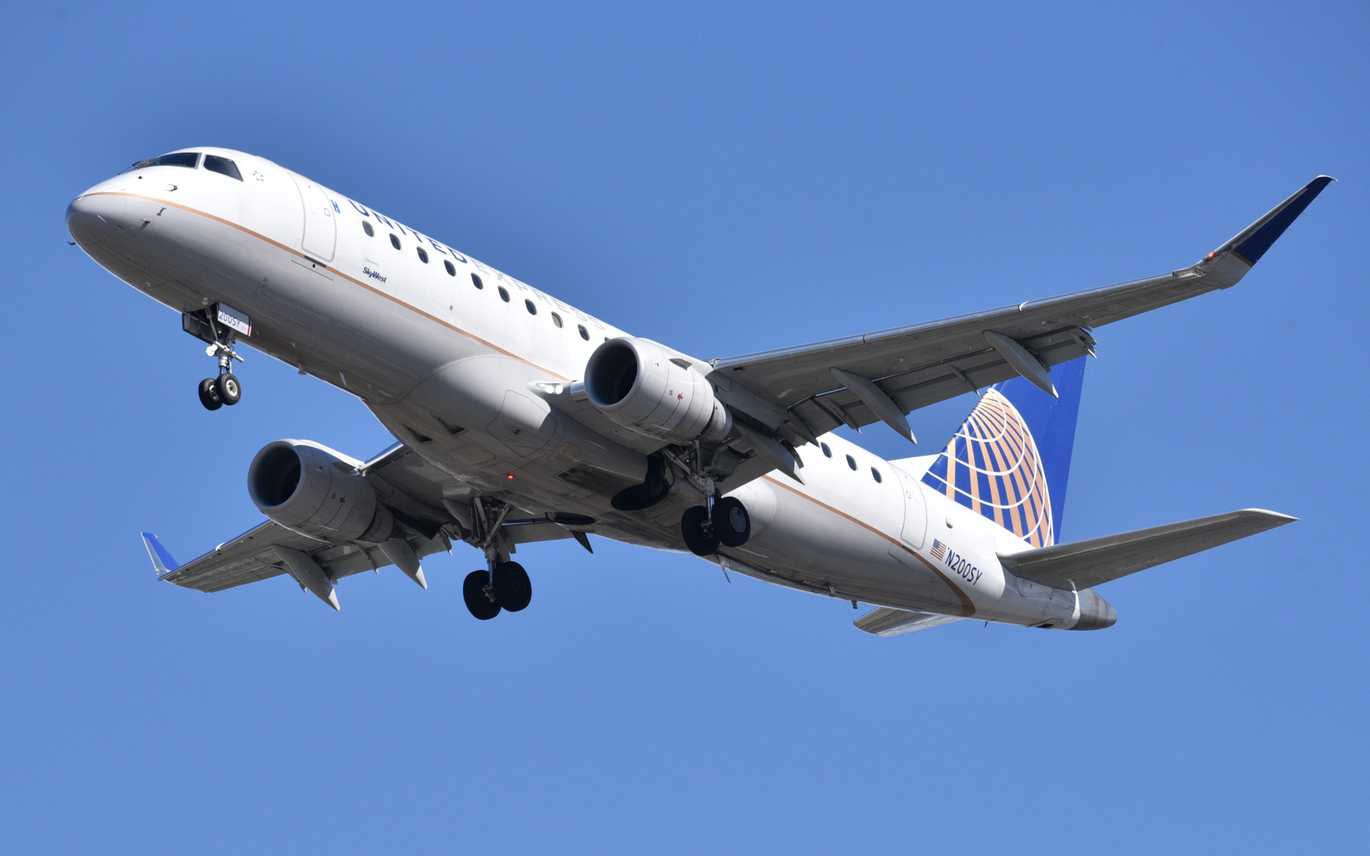 Большой пассажирский самолет в голубом небе