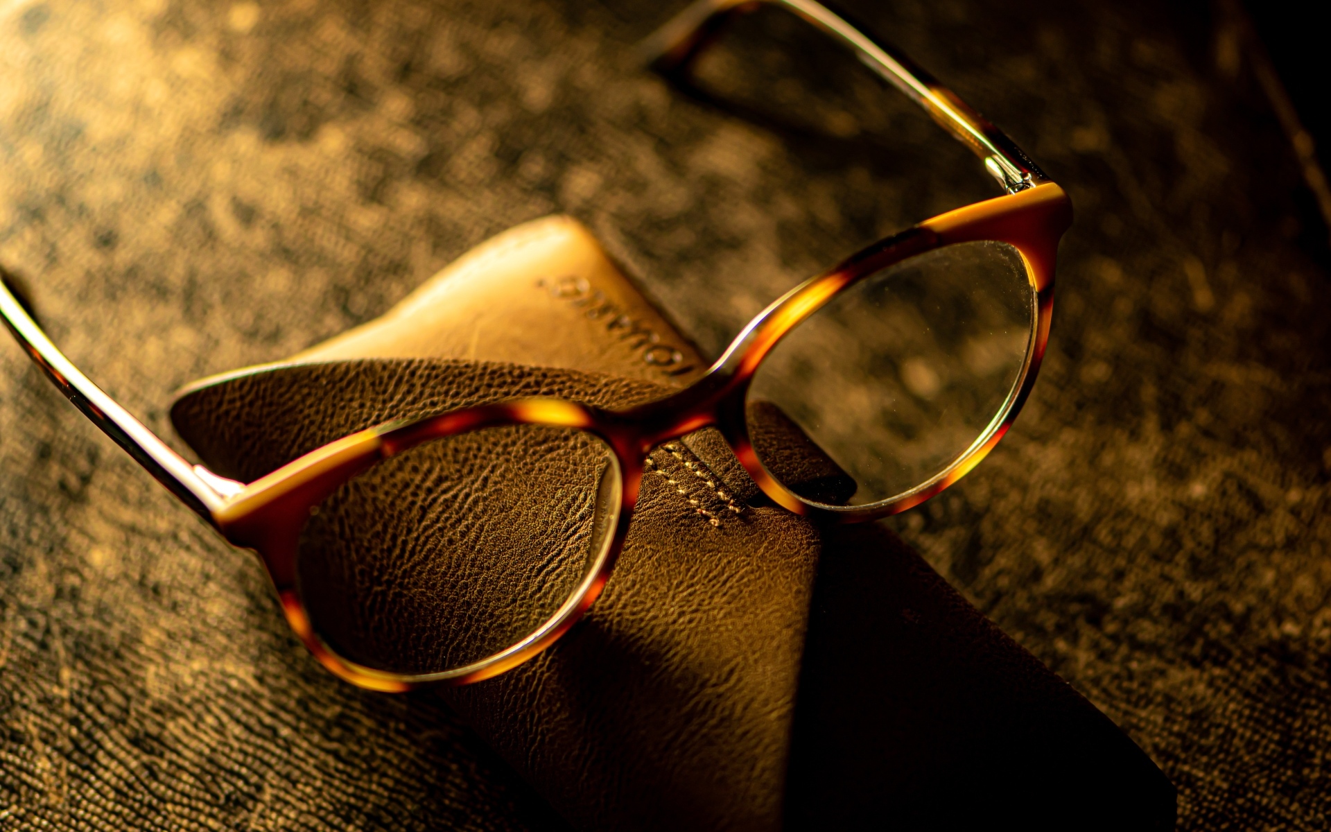 Очки с футляром на столе