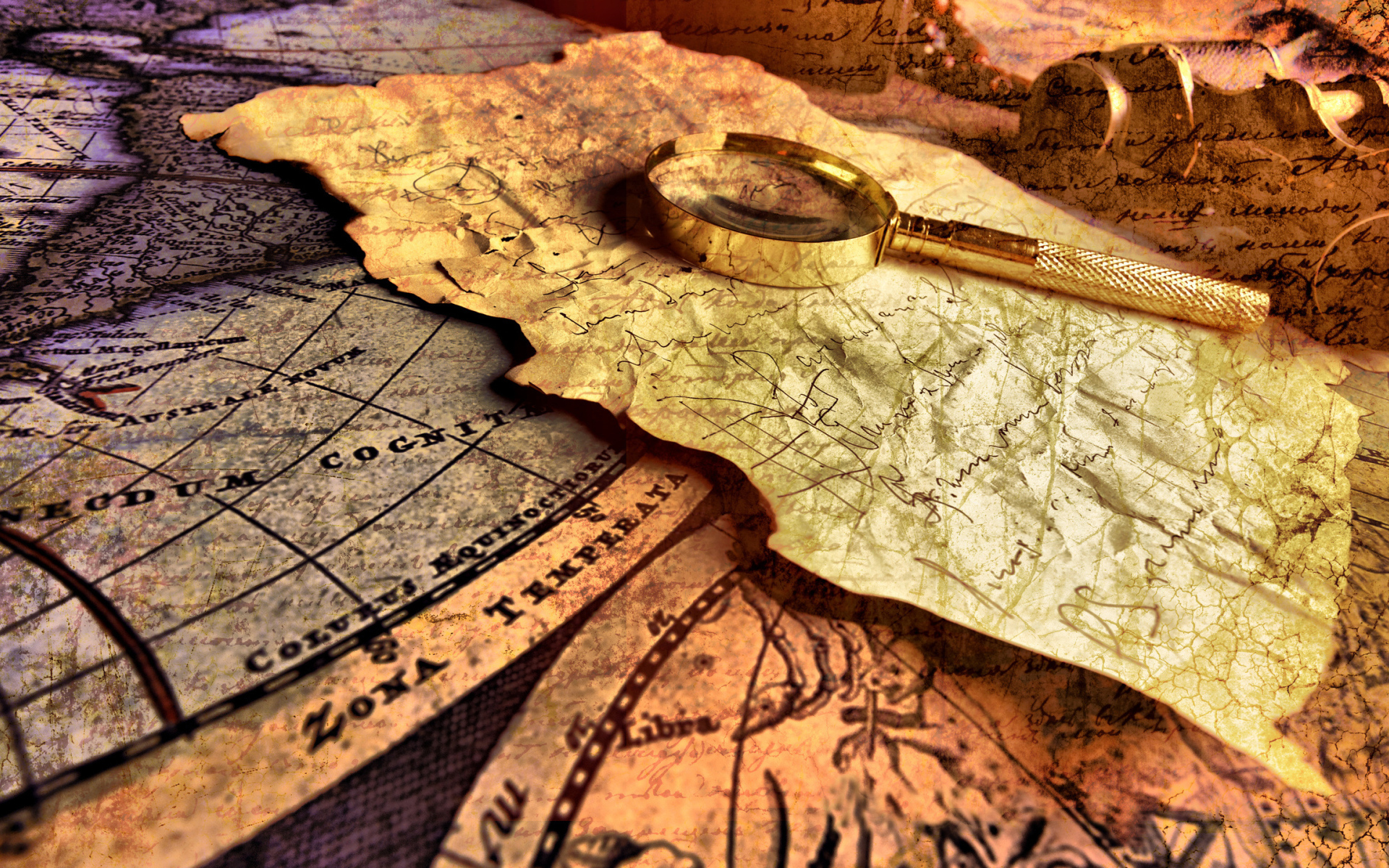 Лупа и старая карта на столе