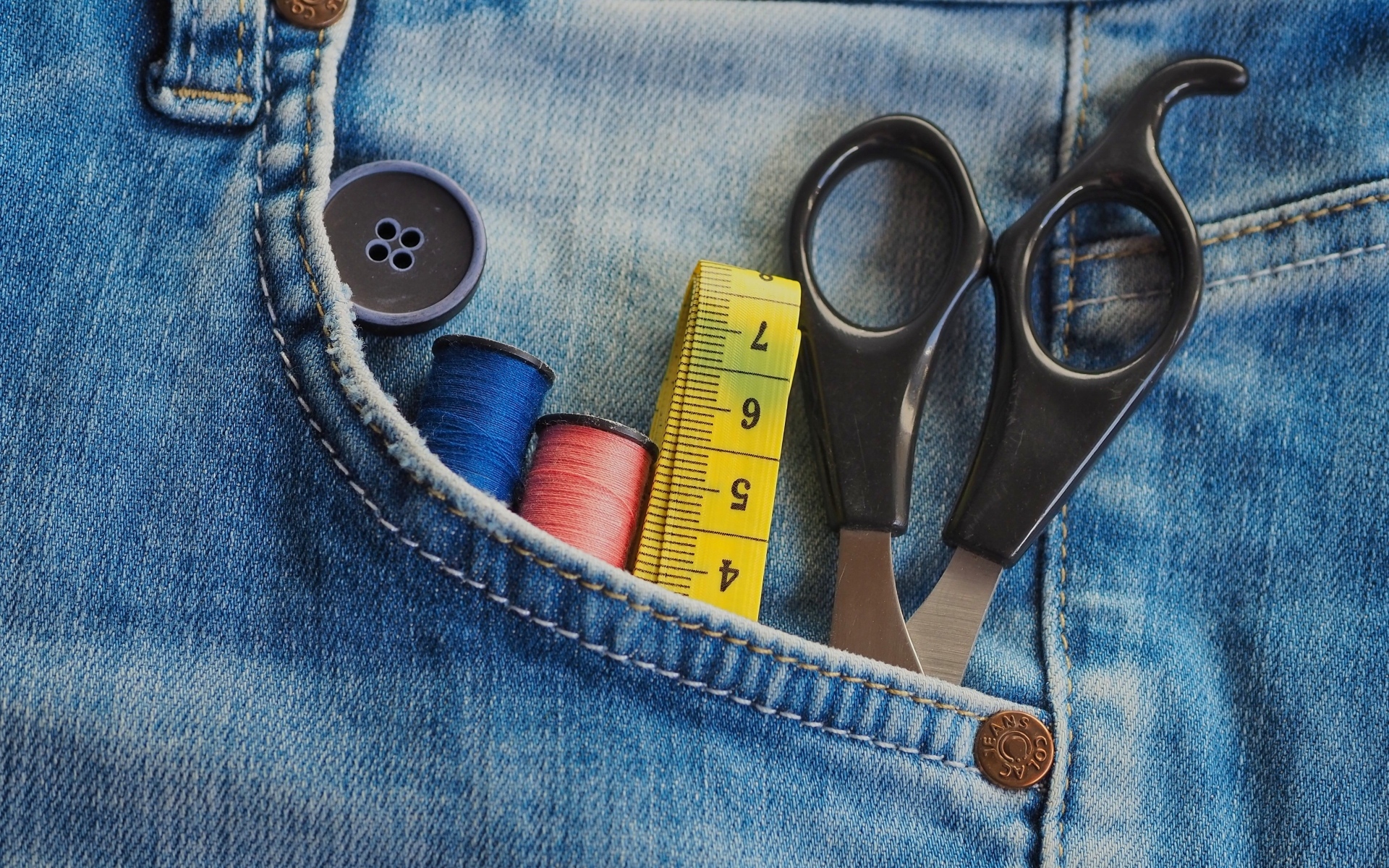 Ножницы, нитки и сантиметр в кармане джинс