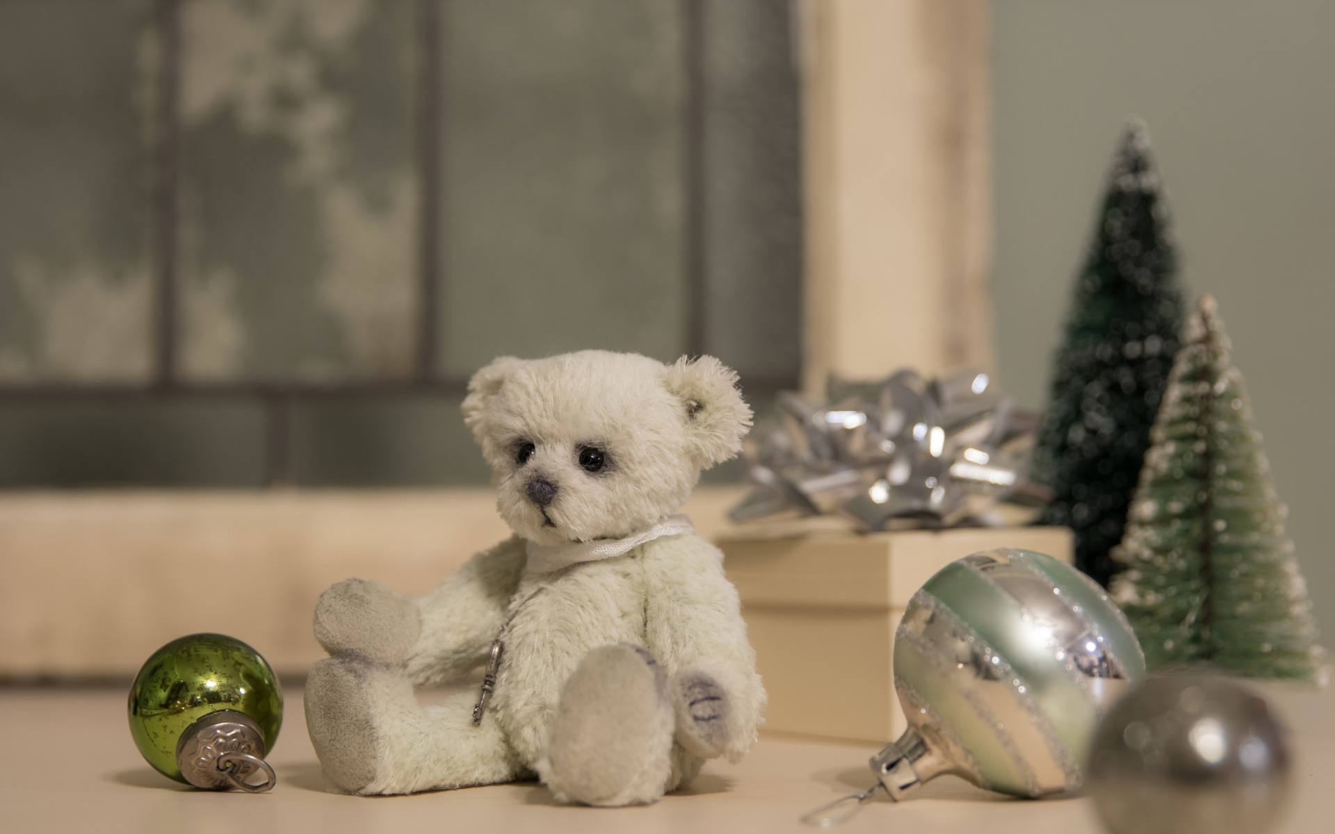 Игрушечный медвежонок с шариками