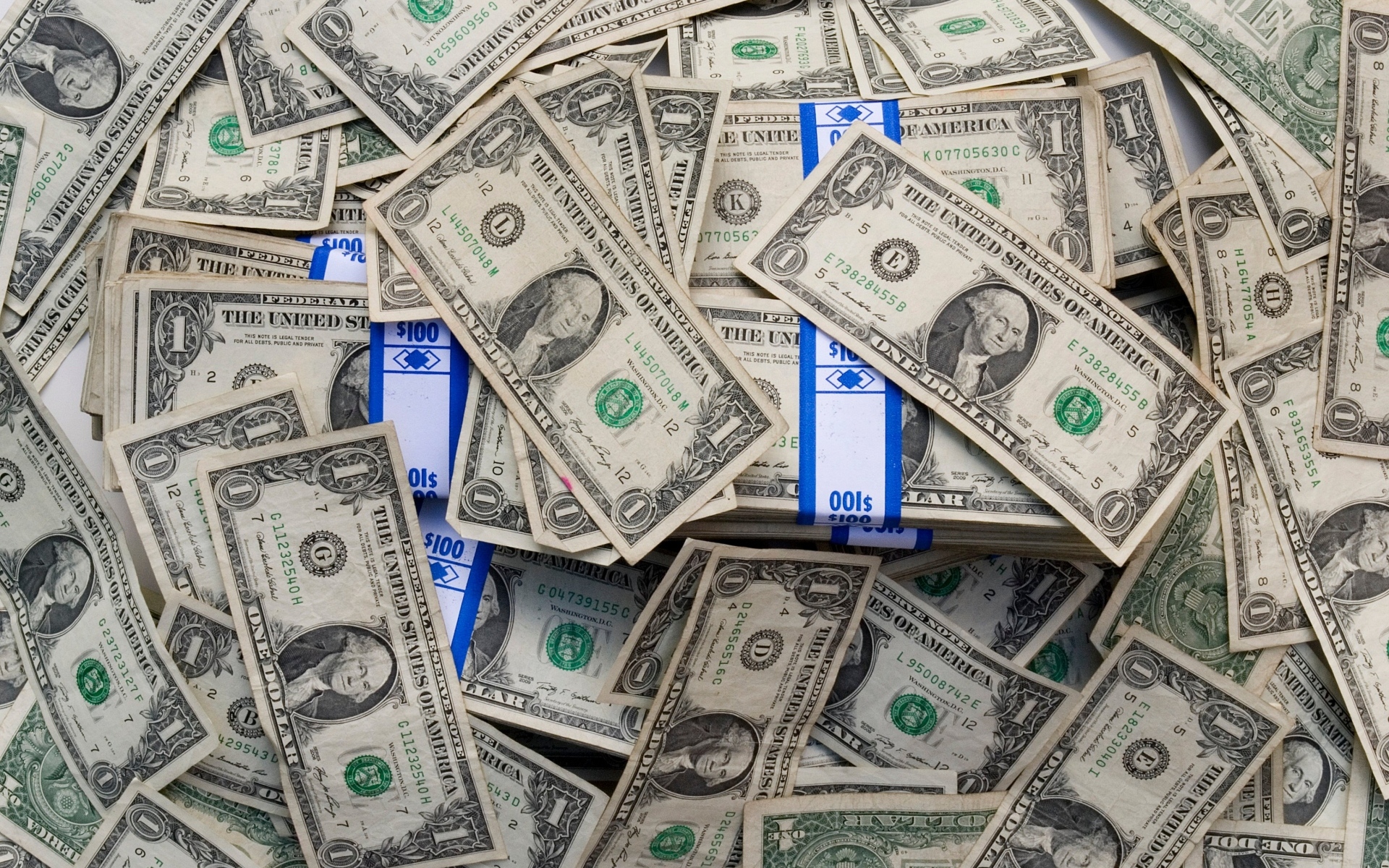 Много купюр в один доллар крупным планом