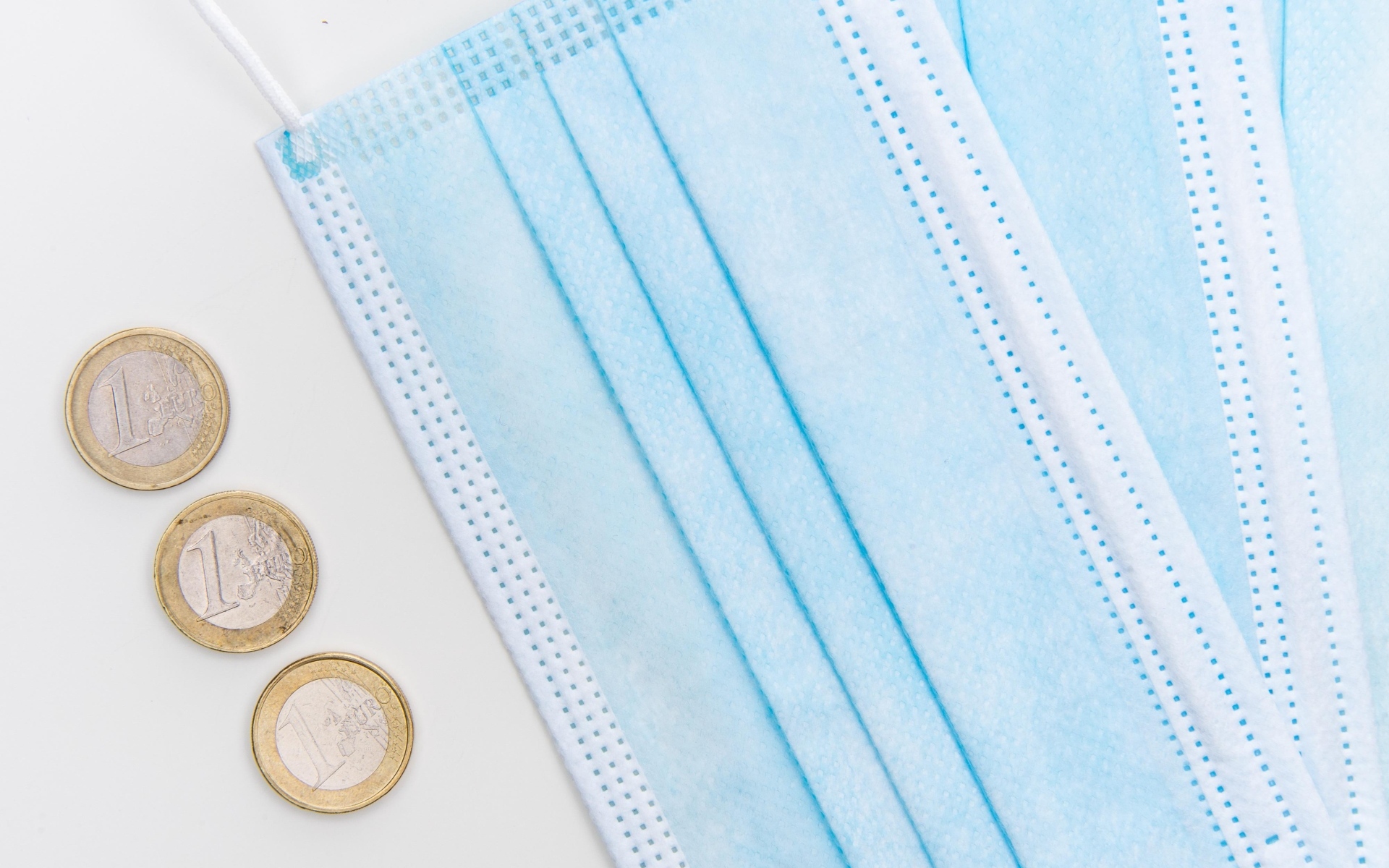 Медицинские маски с монетами евро