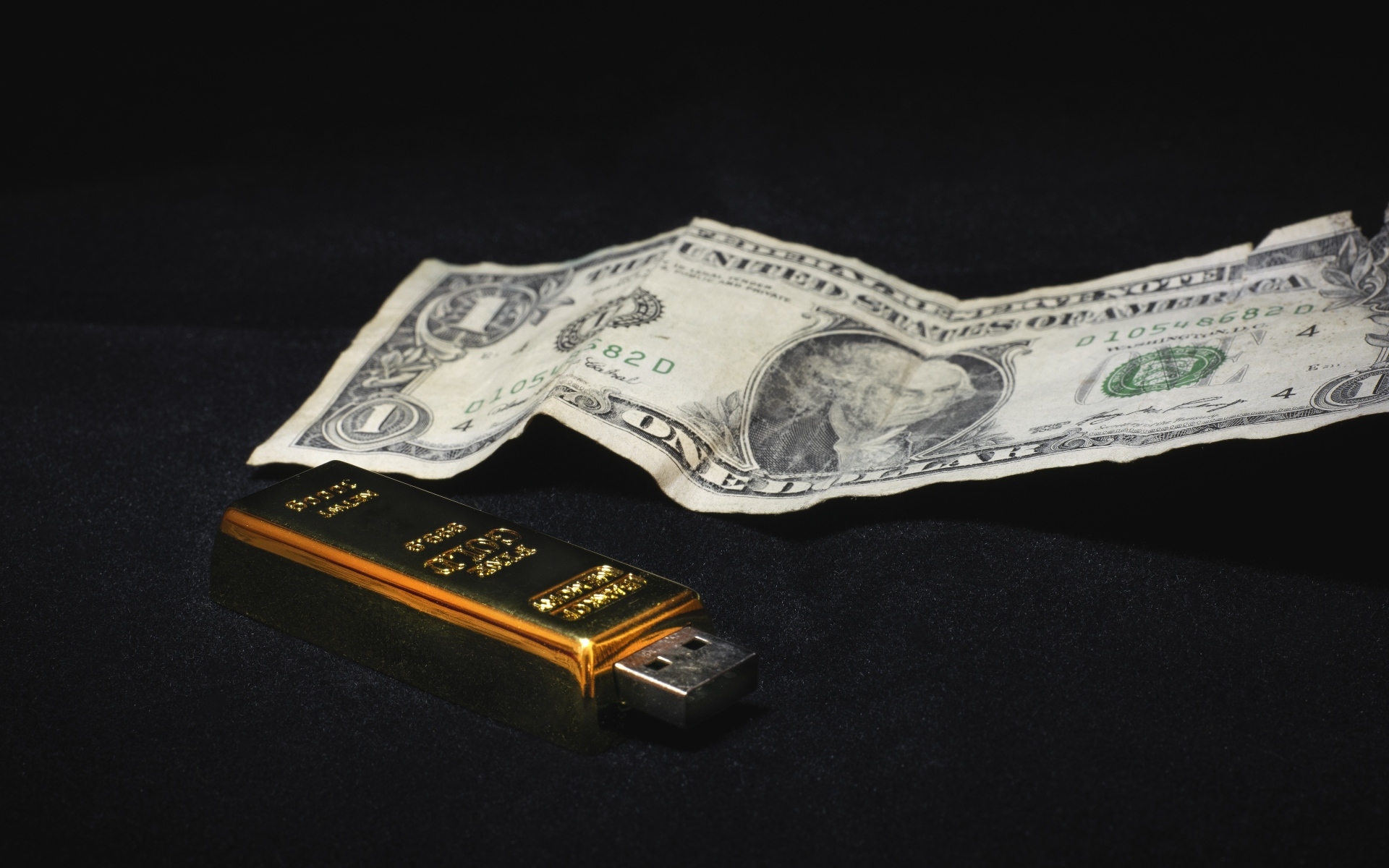 Один доллар и флешка на черном фоне