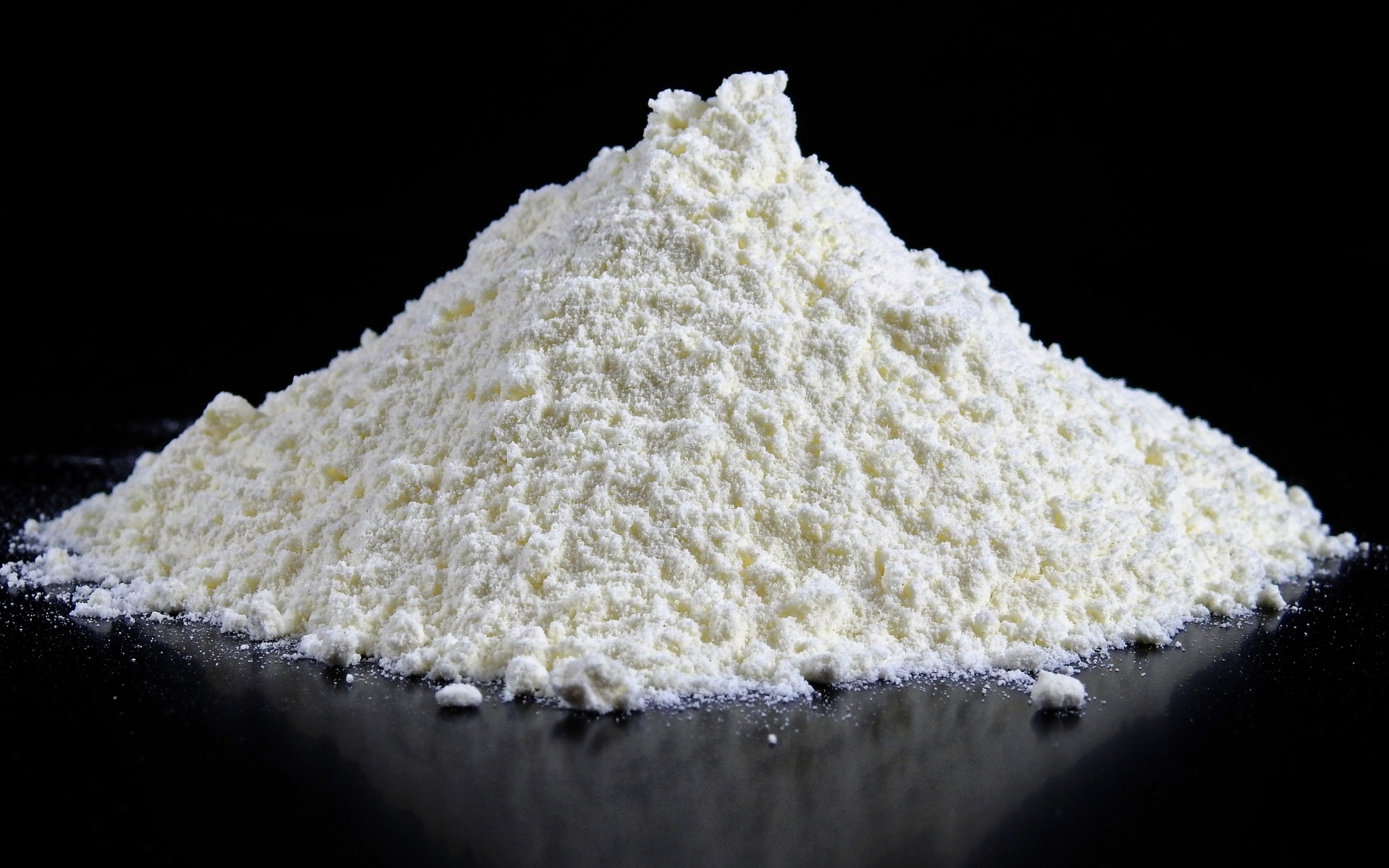 Горсть муки на черном фоне
