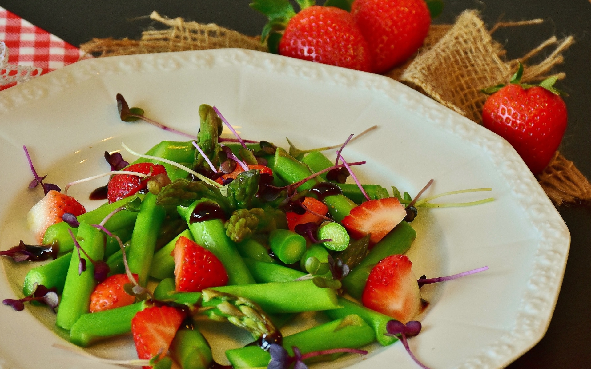 Спаржа в тарелке с клубникой