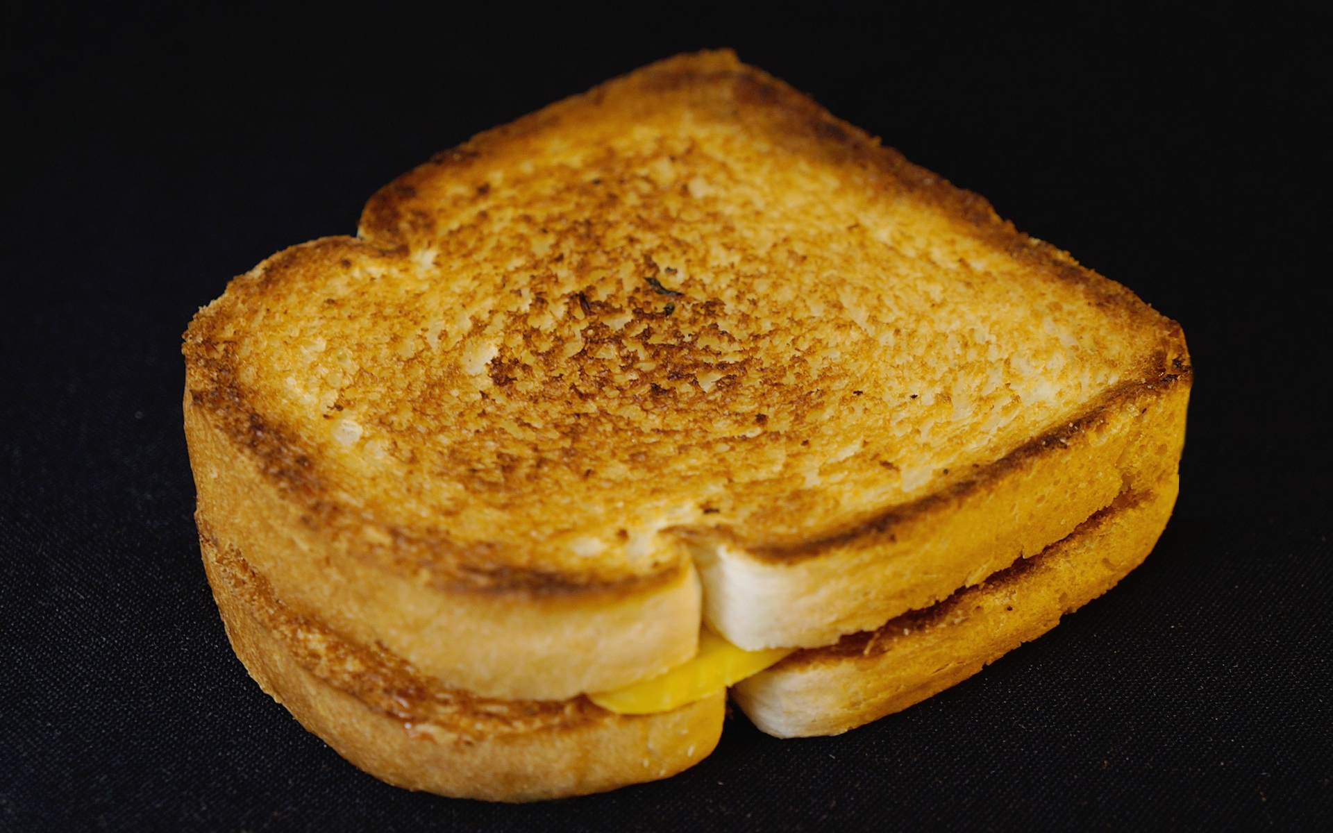 Запеченный хлеб с кусочками сыра