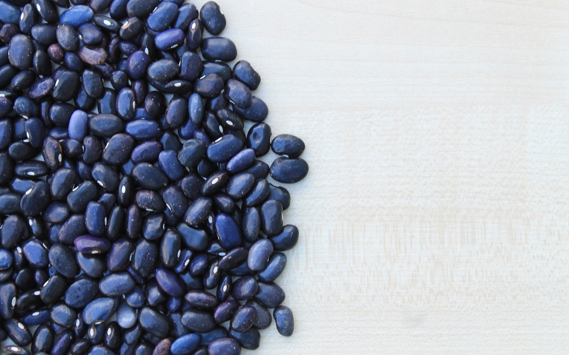 Черная фасоль на столе