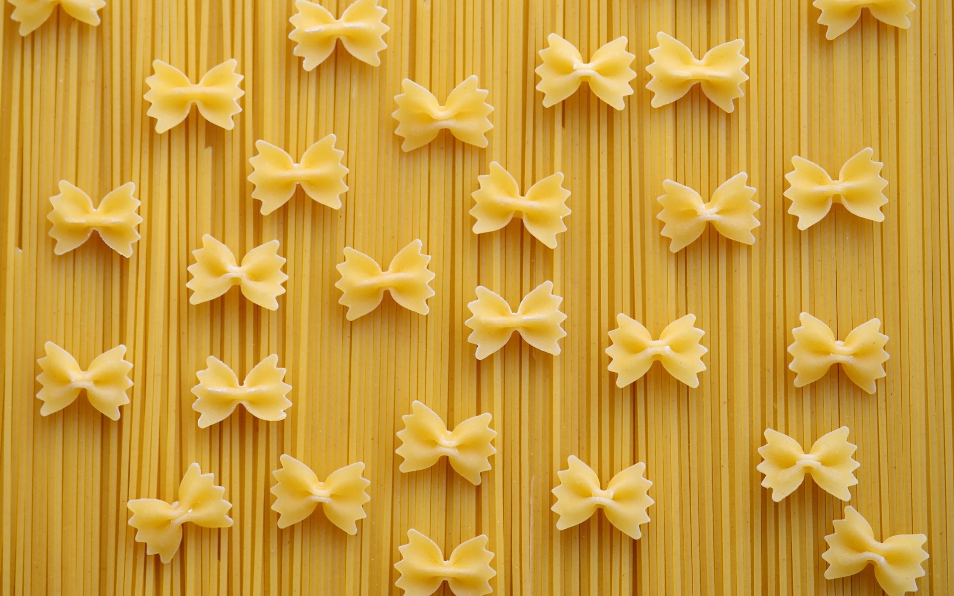 Макароны в форме бантиков со спагетти 