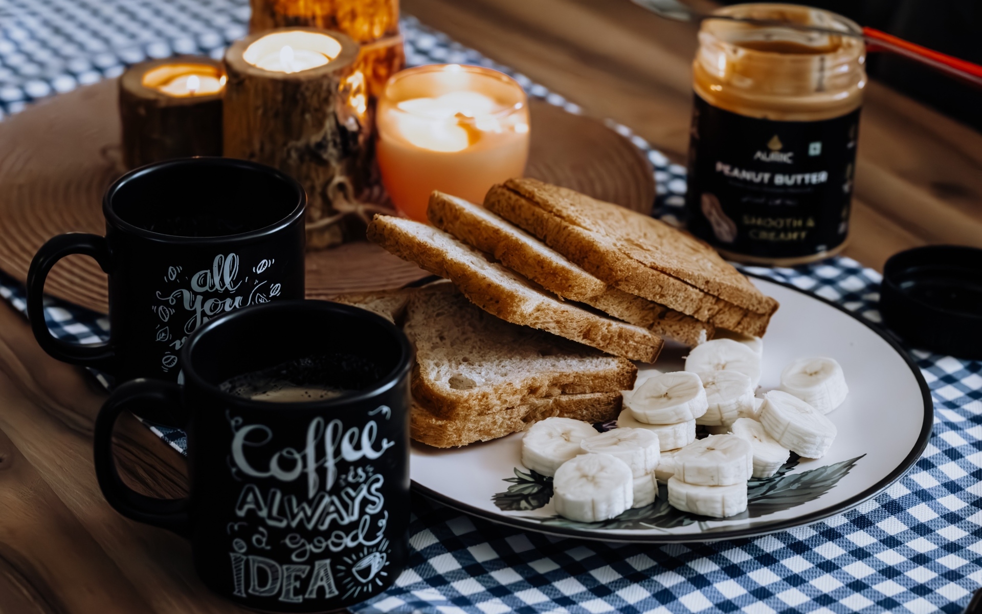 Хлеб, бананы и чай на завтрак