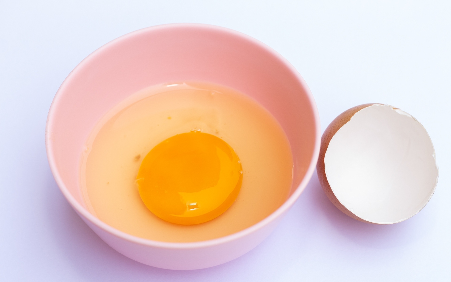 Разбитое яйцо на столе со скорлупой