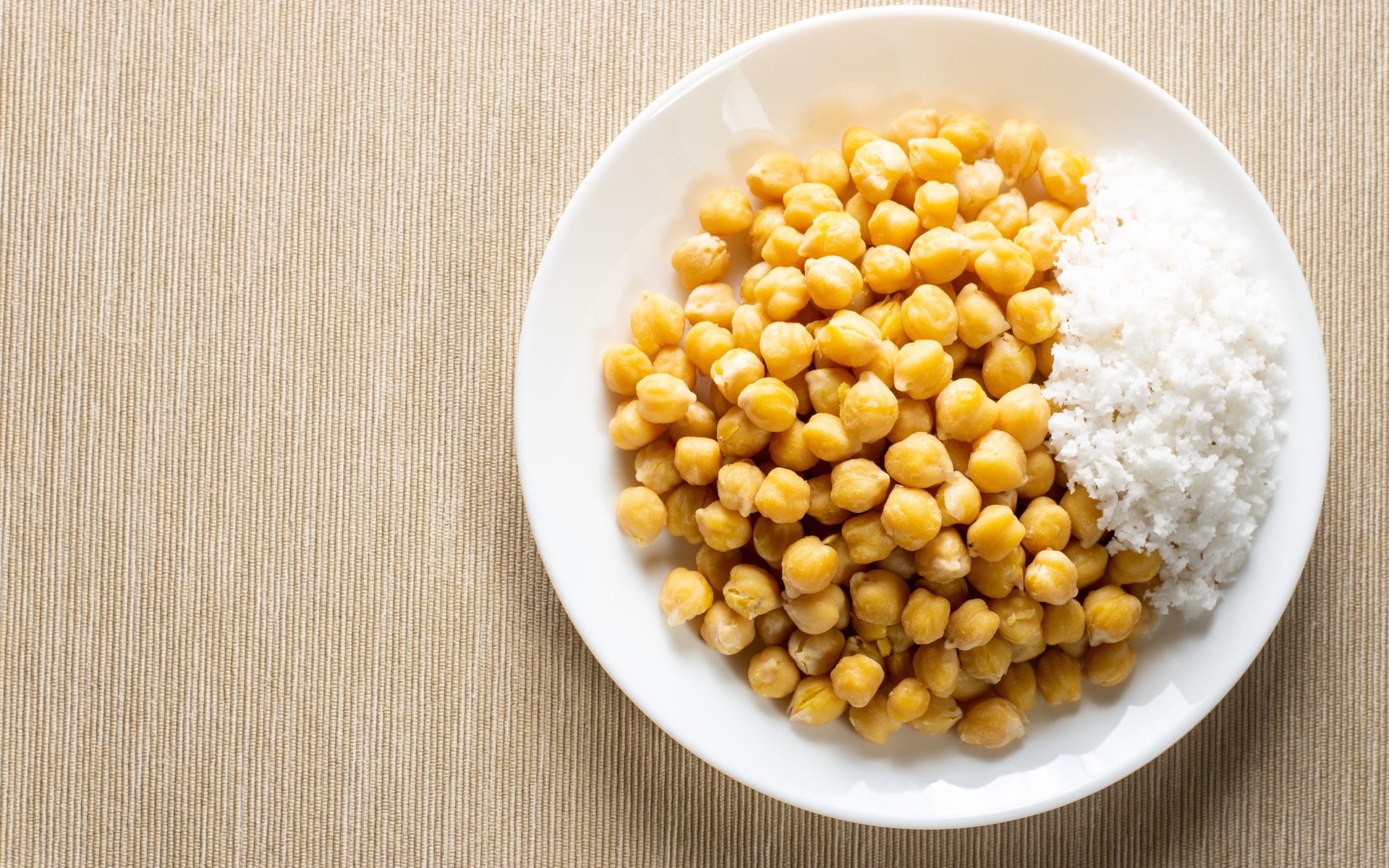 Нут с рисом на большой белой тарелке