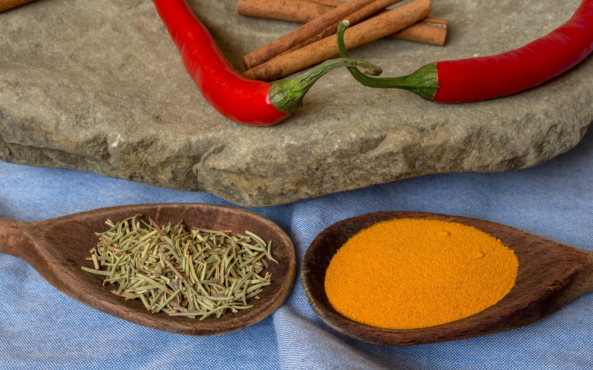 Ароматные специи с красным перцем и корицей на столе