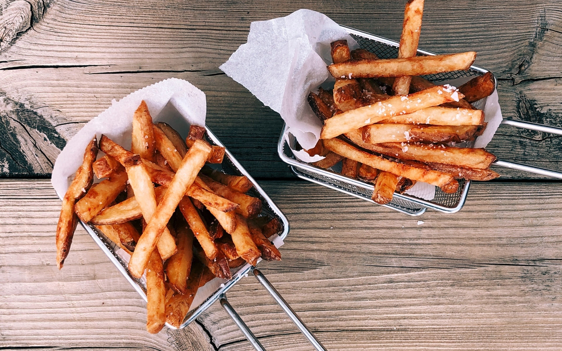 Картофель фри в сетке на столе