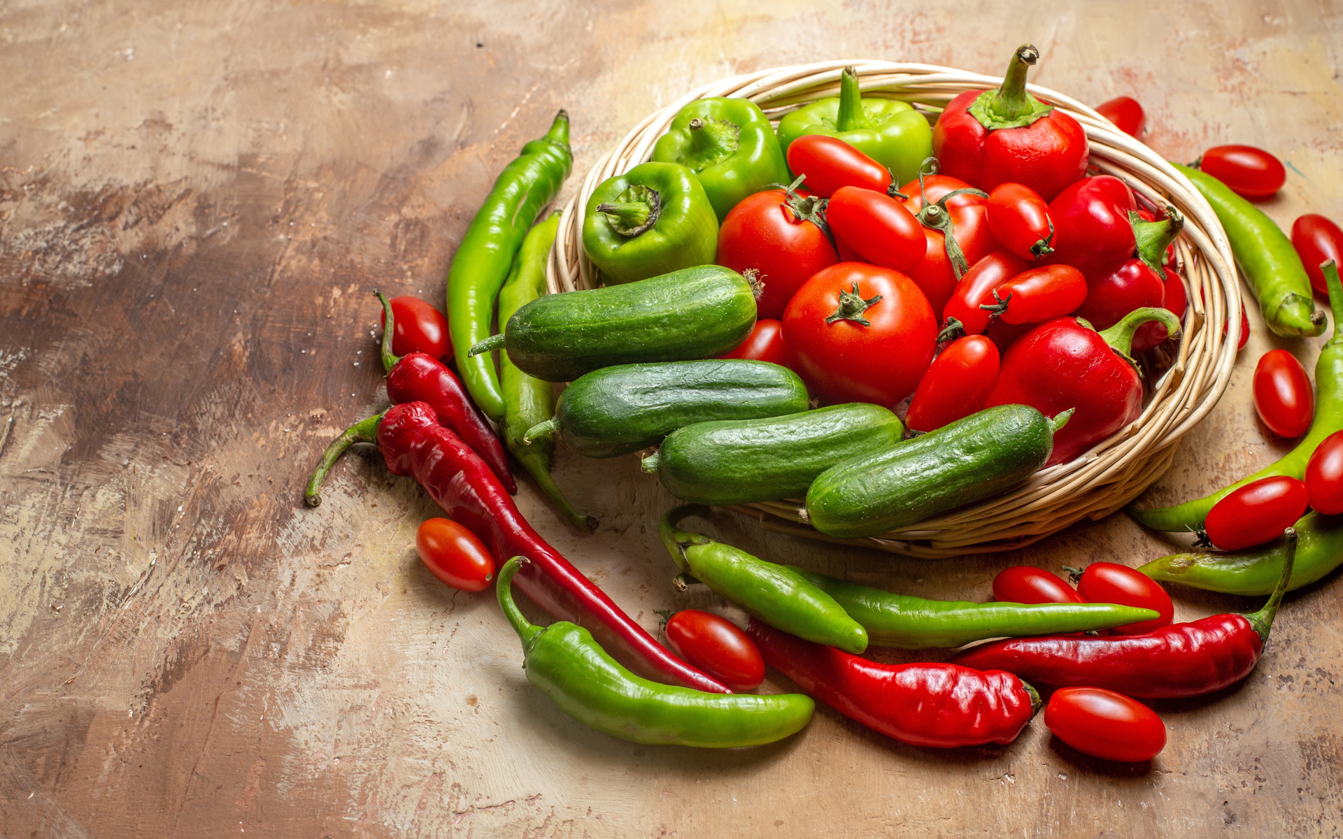 Свежие помидоры, огурцы и перец на столе