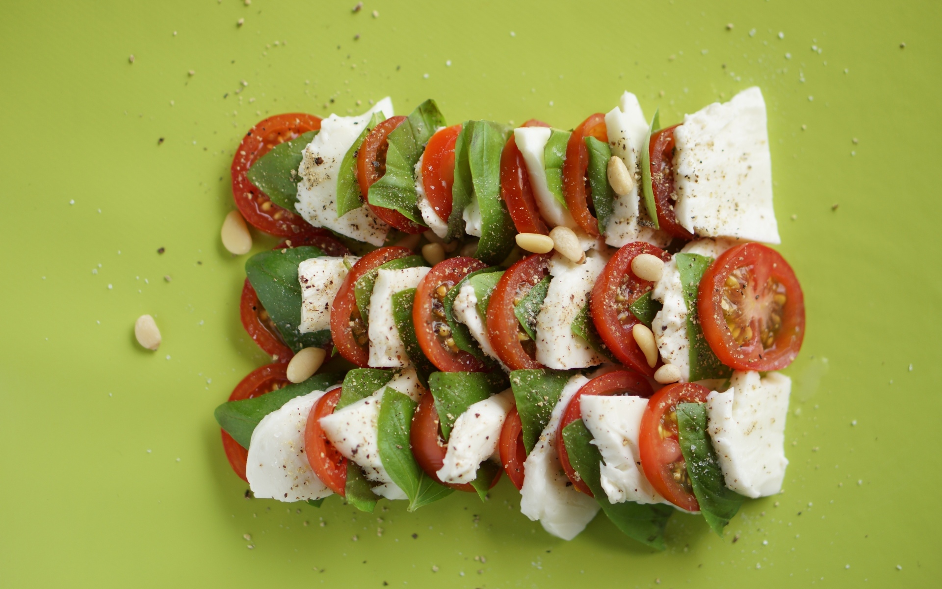 Греческий салата на зеленой тарелке