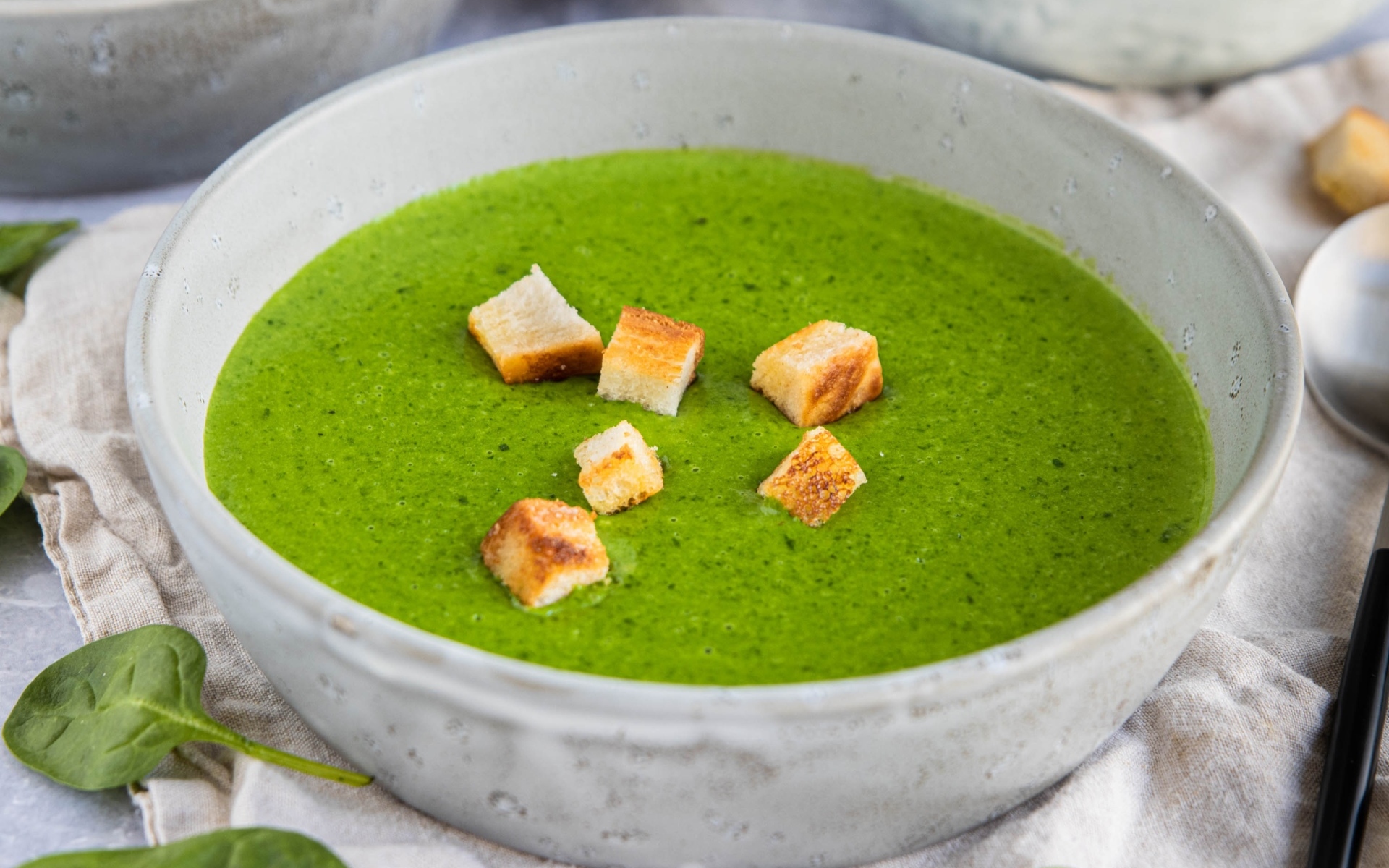 Зеленый полезный суп пюре с сухариками
